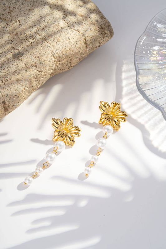 Gouden bloemoorbellen en roestvrijstalen parels|Beautiva Boutique
