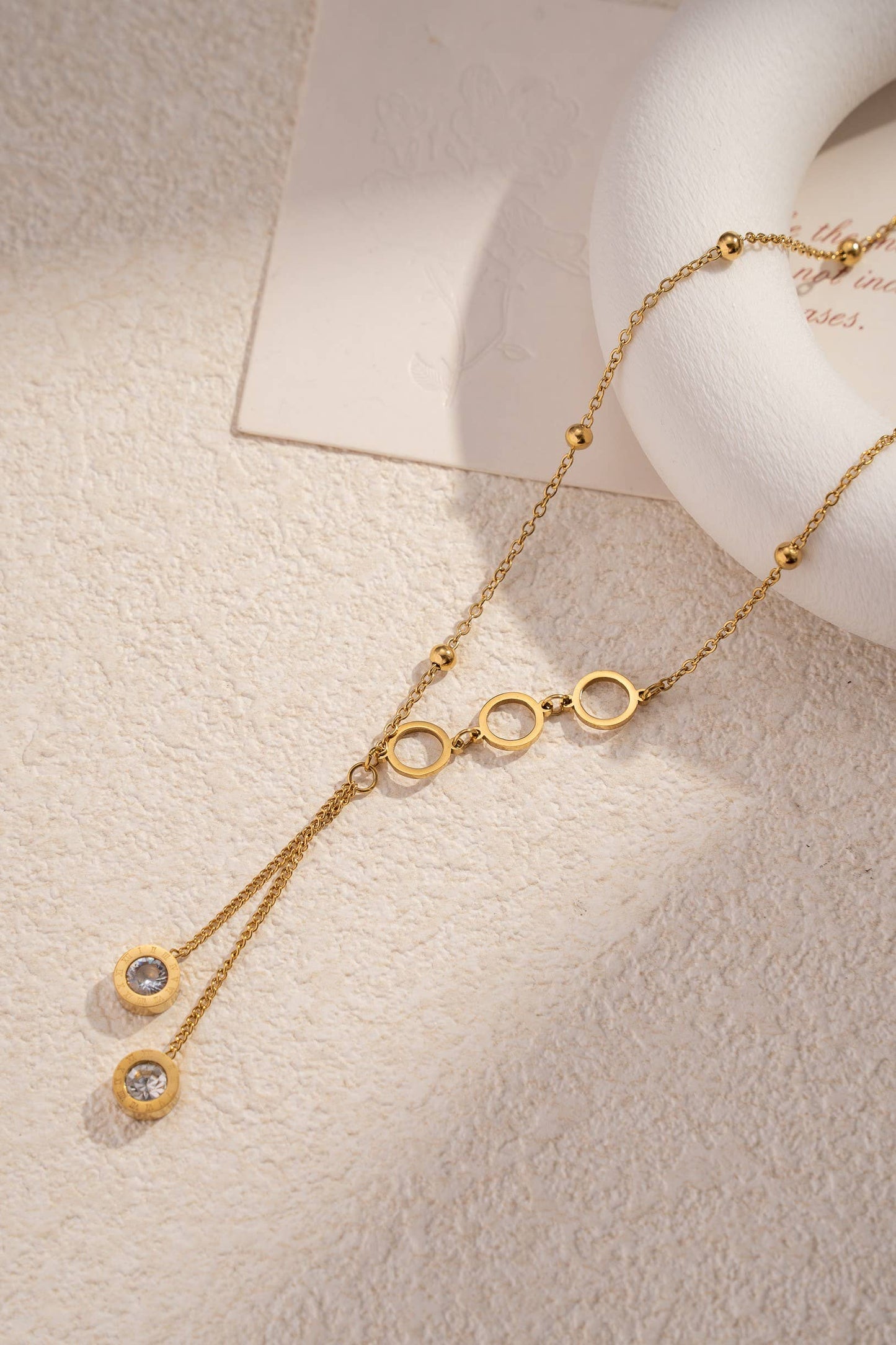 Elegante gouden ketting met ronde parelmoeren hangers|Beautiva Boutique