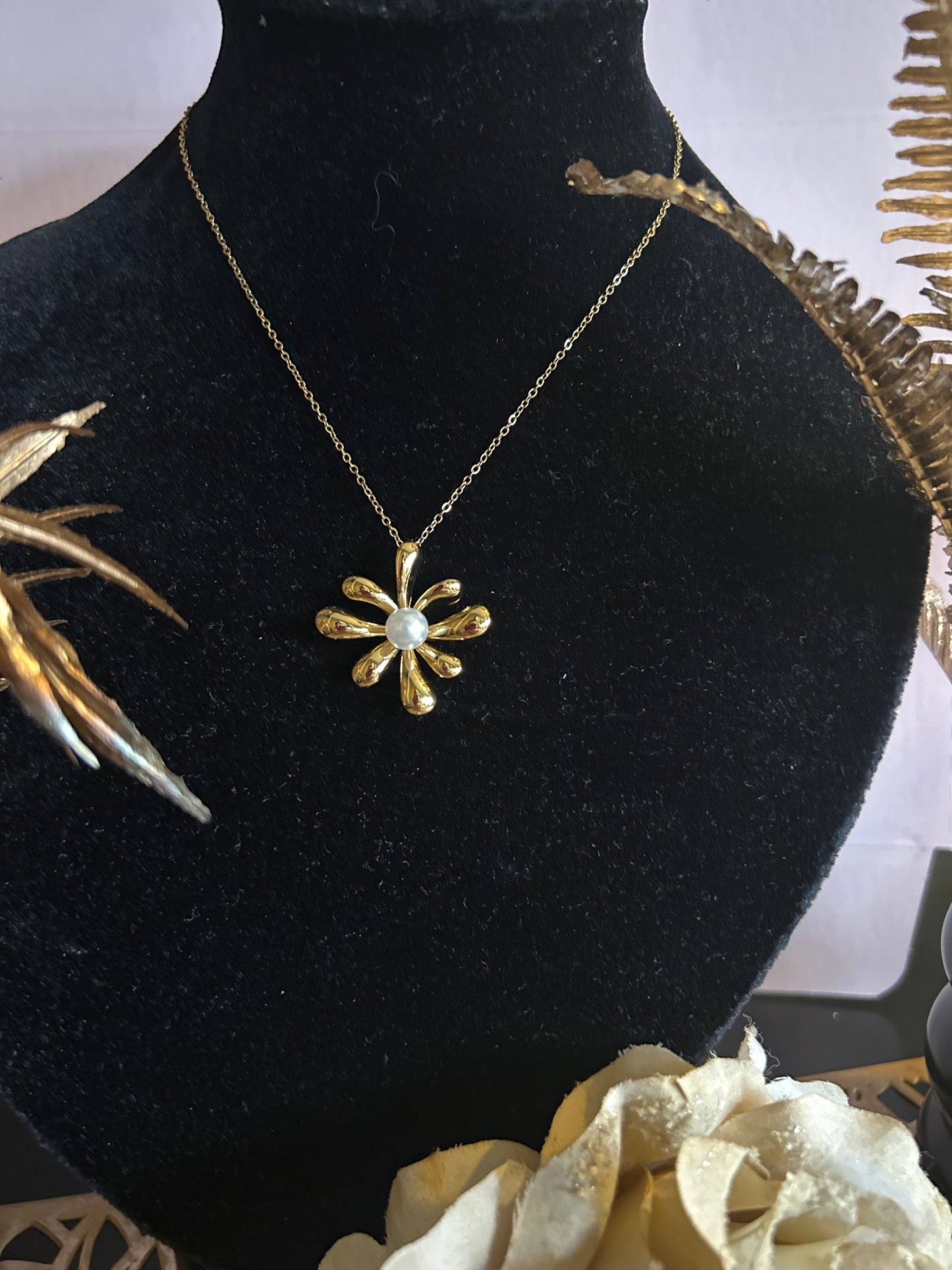 Elegante gouden bloemenketting versierd met witte parel in staal |Beautiva Boutique