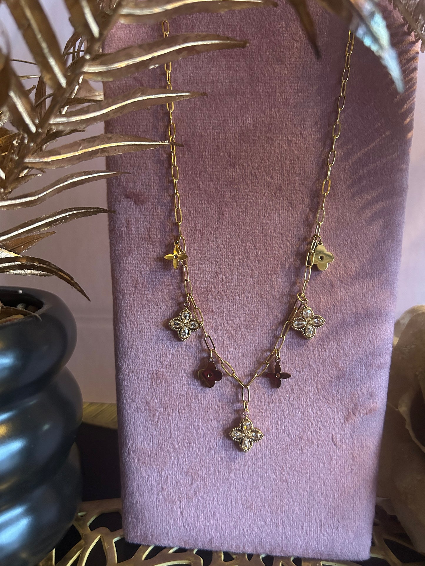 Golden Charm Luxe Ketting, 18K verguld RVS met klaver en bloemhangers | Beautiva Boutique