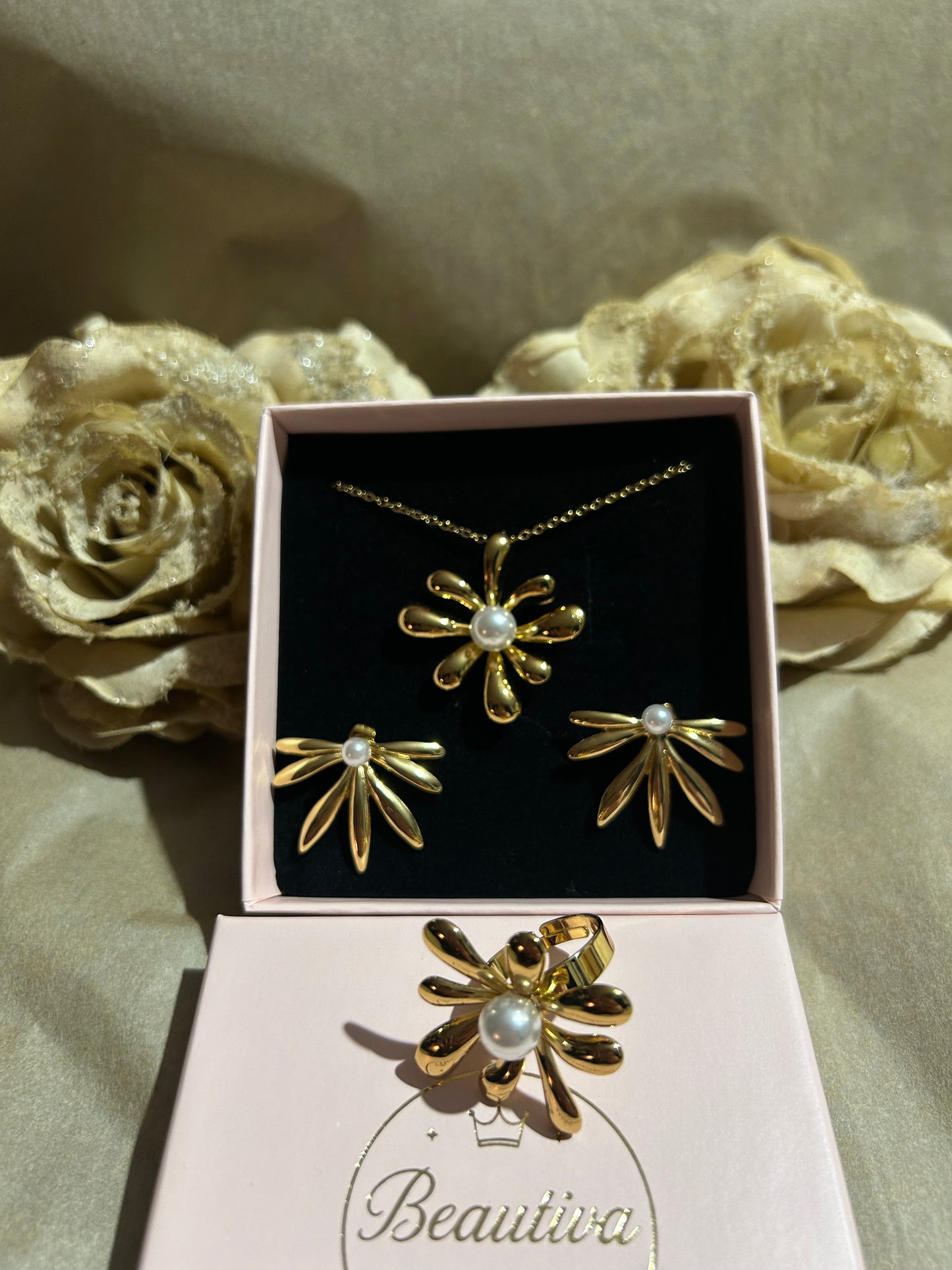Elegante gouden sieraden set bloemdesign  versierd met witte parel | Beautiva Boutique