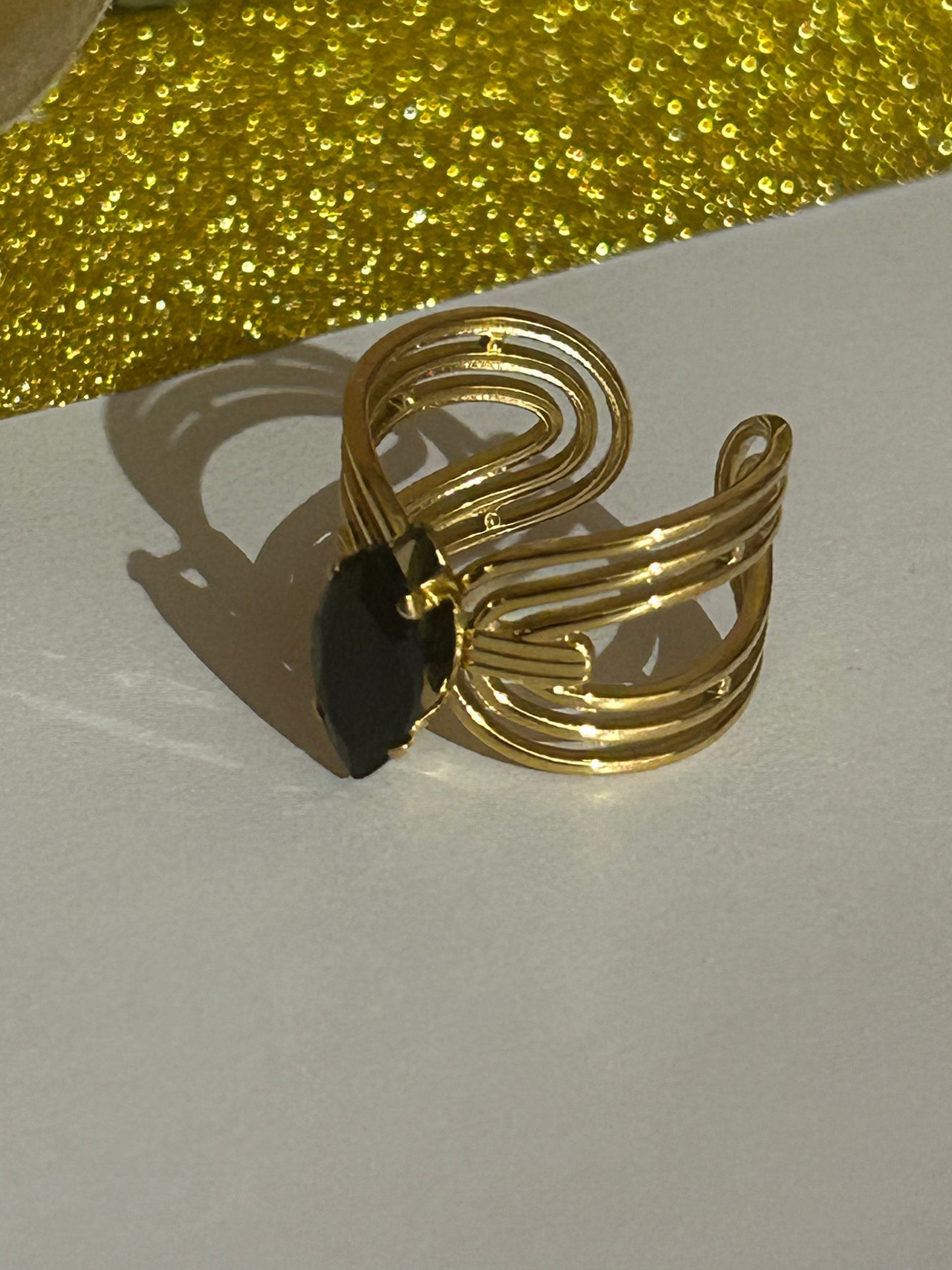 Verstelbare ring van verguld staal met zwarte marquise kristal |Beautiva Boutique