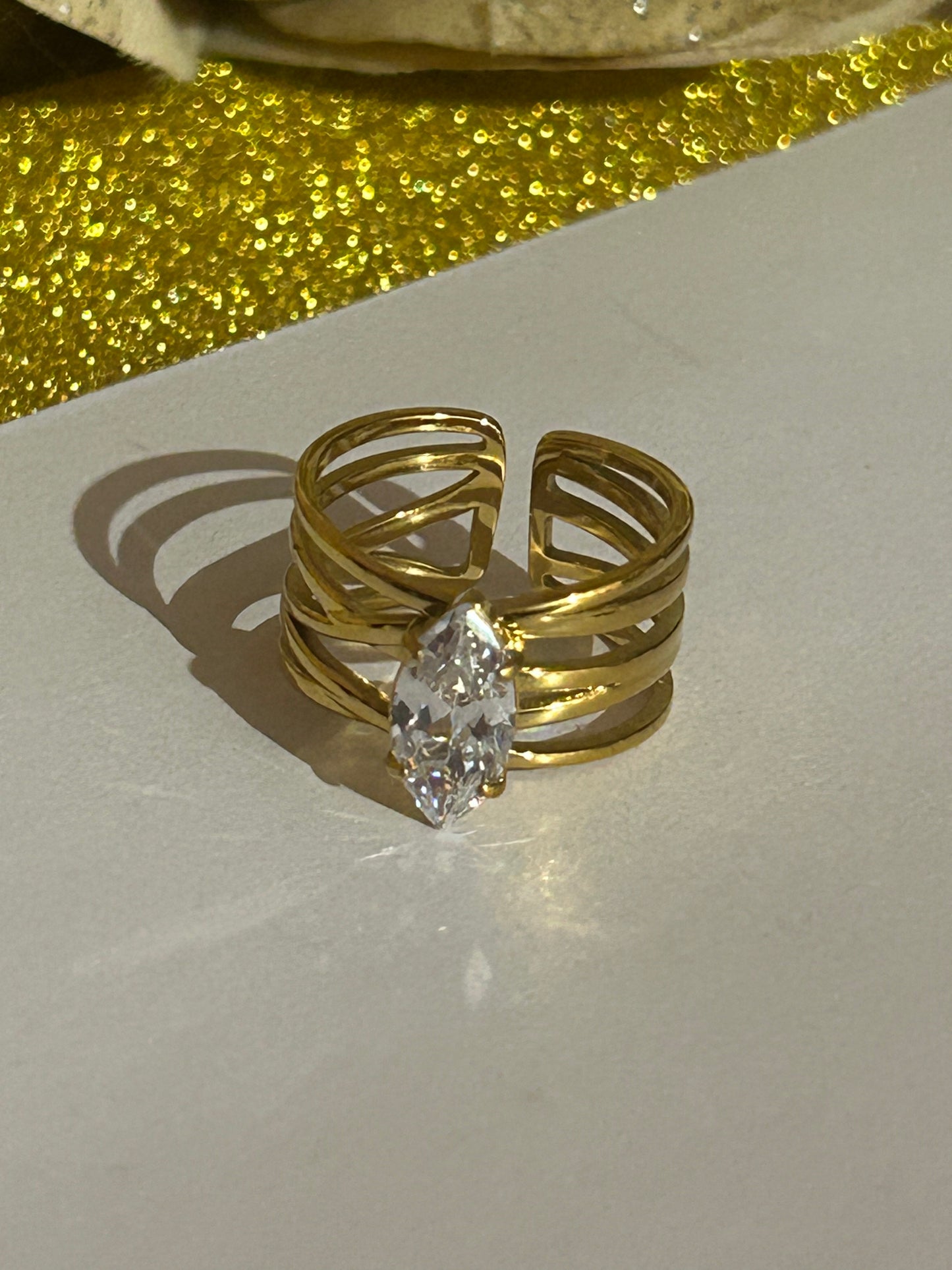 Deze gouden ring van roestvrij staal verleidt met zijn ringen.: Blanc|Beautiva Boutique