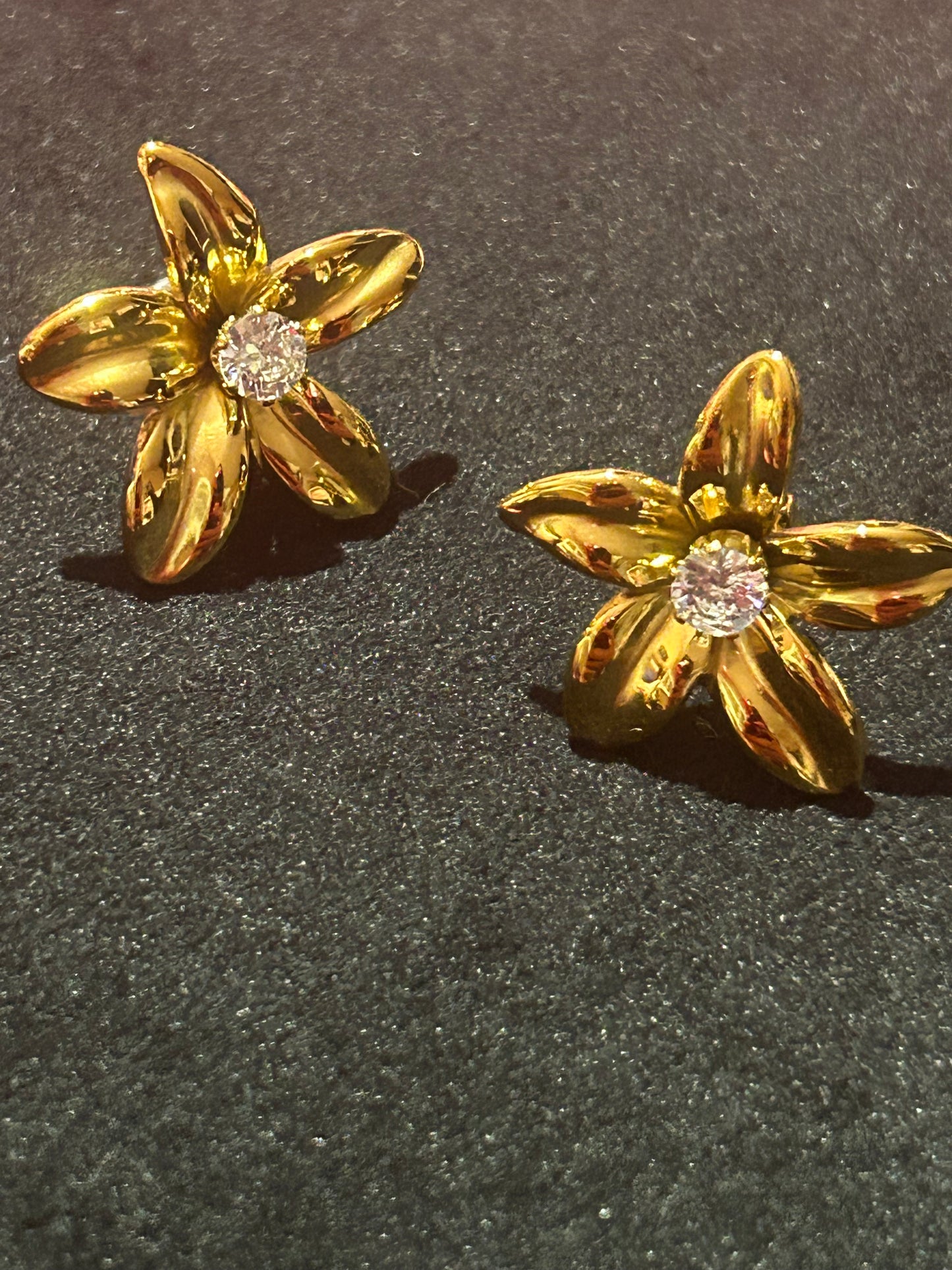 Roestvrijstalen vergulde bloem oorbellen met kristal | Beautiva Boutique