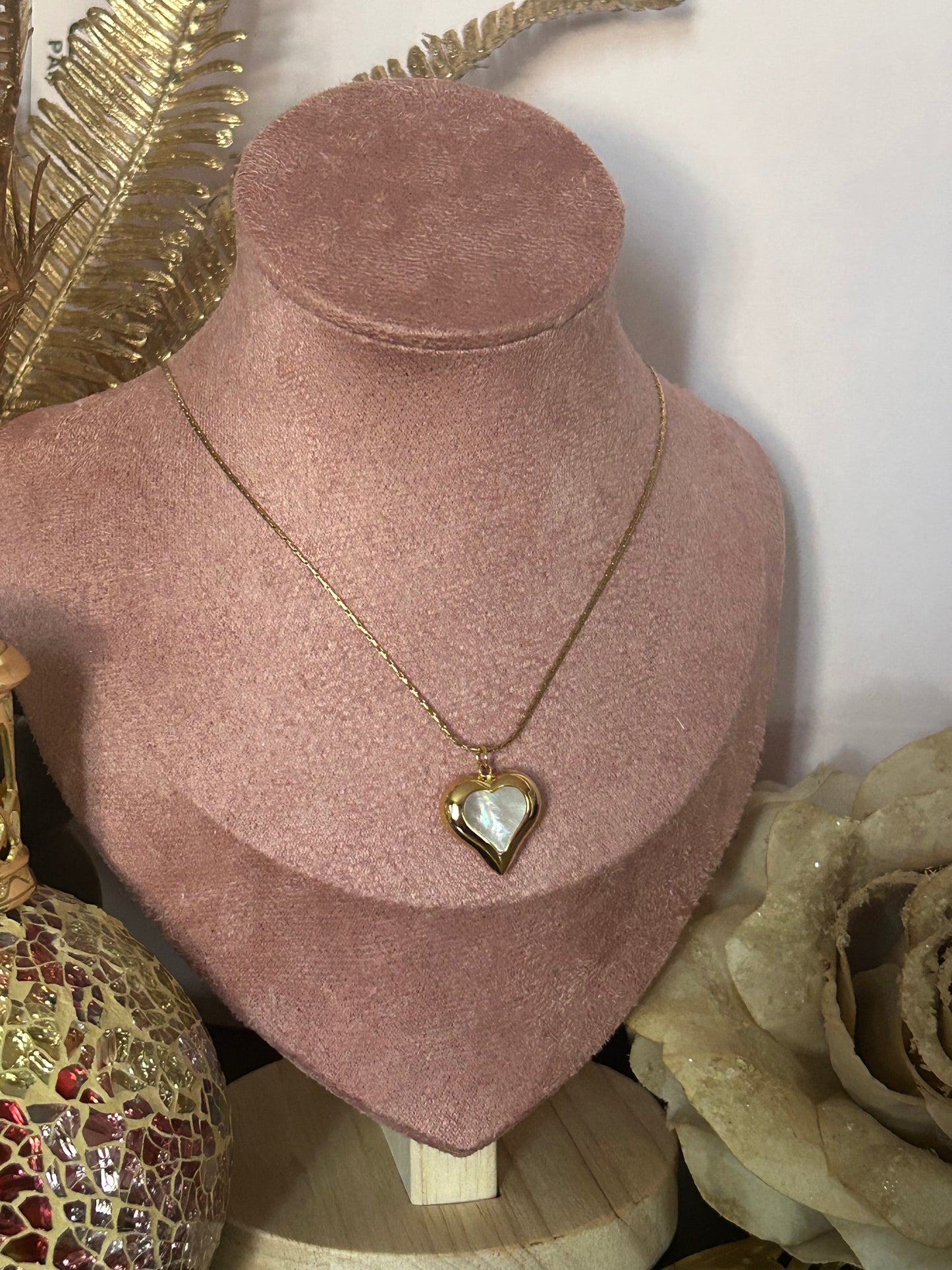 Roestvrijstalen hartketting met opengewerkt ontwerp en parelmoer in het midden |Beautiva Boutique