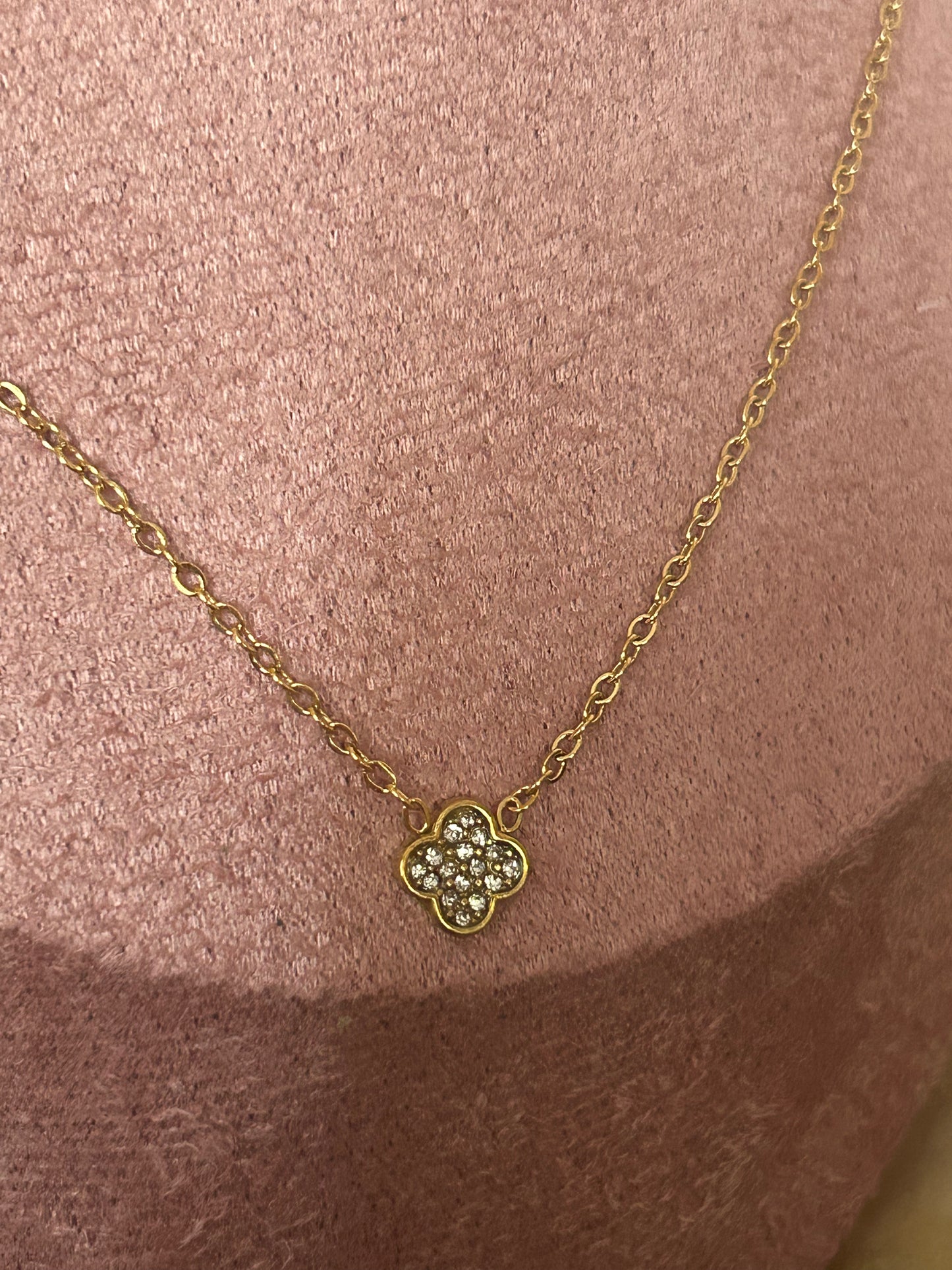Gouden roestvrijstalen ketting met glinsterende minimalistische klaverhanger|Beautiva Boutique