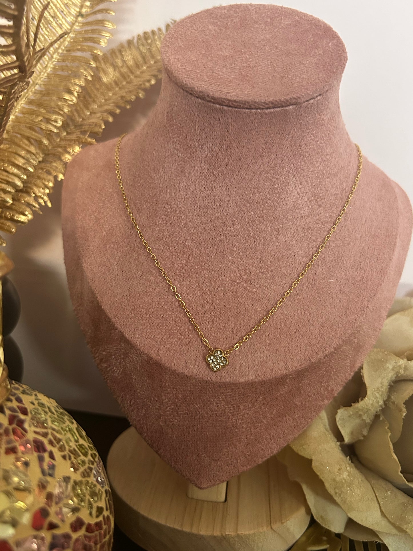 Gouden roestvrijstalen ketting met glinsterende minimalistische klaverhanger|Beautiva Boutique