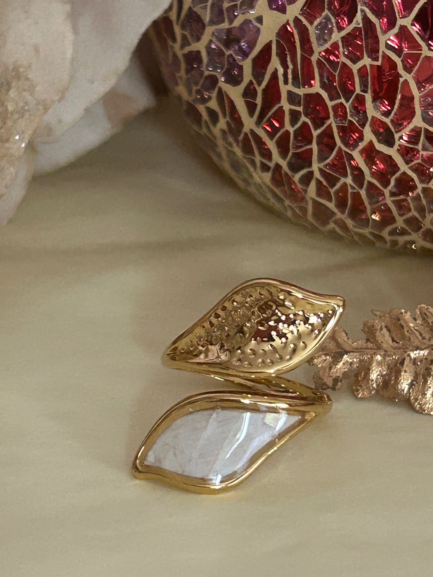 Roestvrijstalen ring met dubbele gehamerde iriserende parelmoer blad.: Blanc|Beautiva Boutique