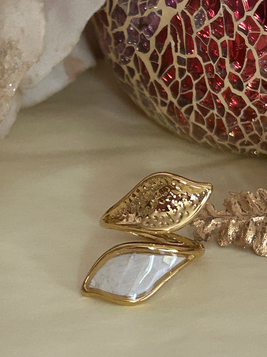 Roestvrijstalen ring met dubbele gehamerde iriserende parelmoer blad.: Blanc|Beautiva Boutique