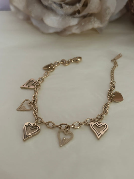 Gouden armband van roestvrij staal met meerdere elegante hartbedels|Beautiva Boutique
