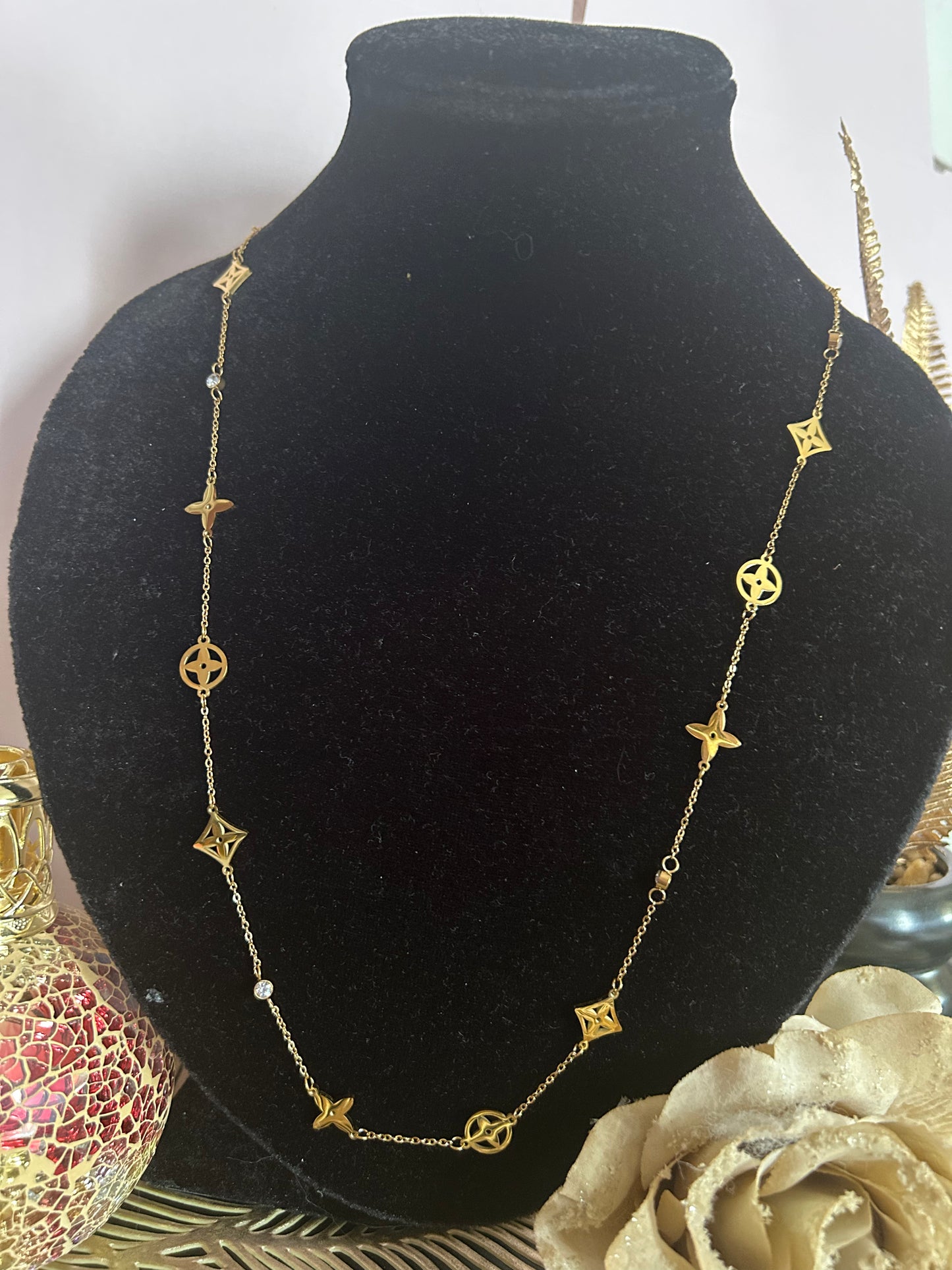 Vergulde Design  ketting van roestvrij staal, bloemenbedels en kristallen|Beautiva Boutique