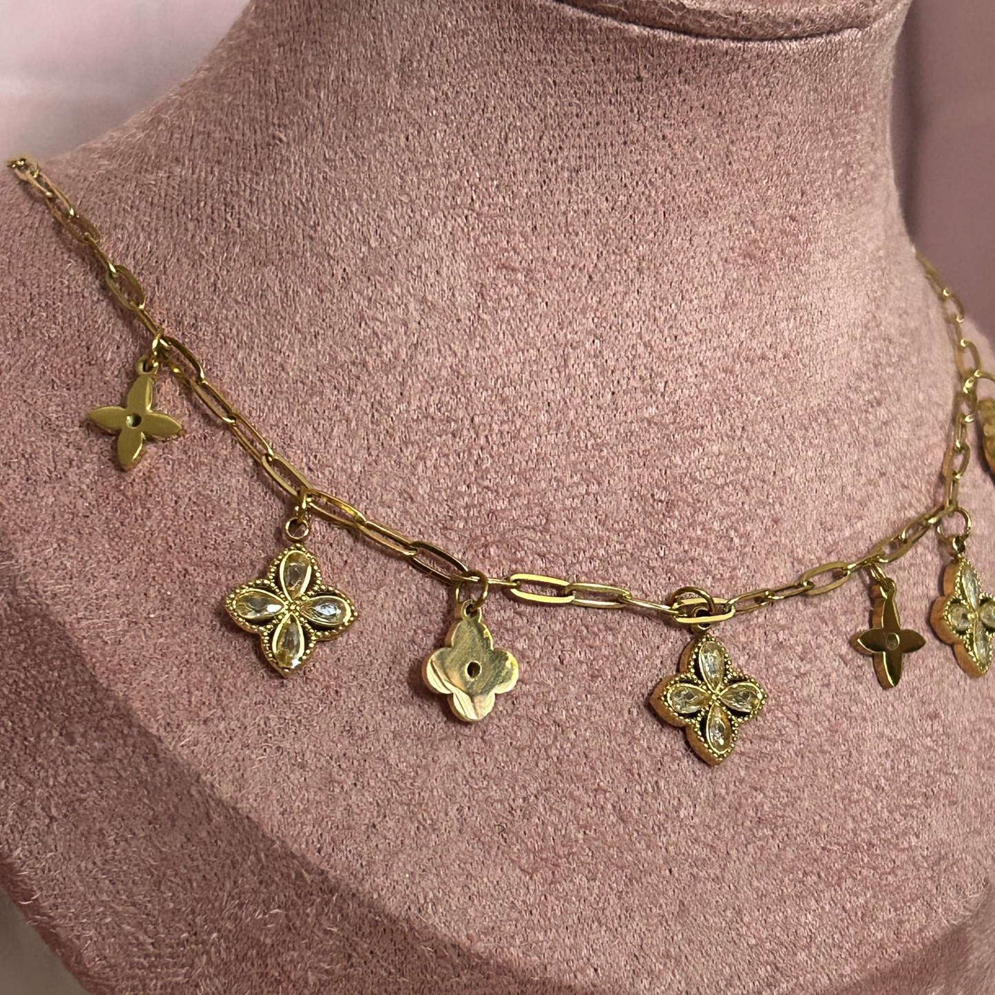 Golden Charm Luxe Ketting, 18K verguld RVS met klaver en bloemhangers | Beautiva Boutique