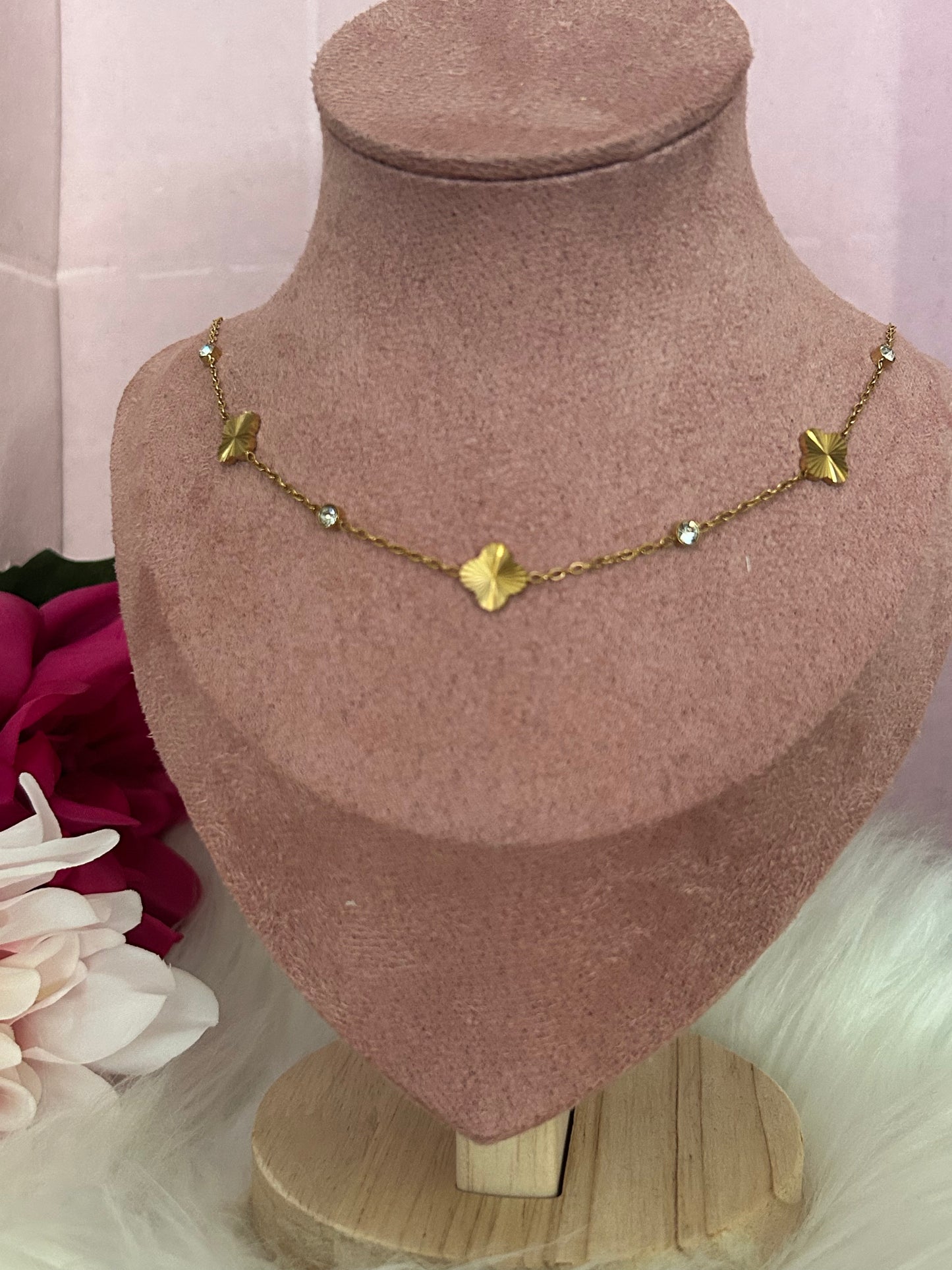 Gouden roestvrijstalen ketting met opengewerkte bloemen en heldere stenen.|Beautiva Boutique