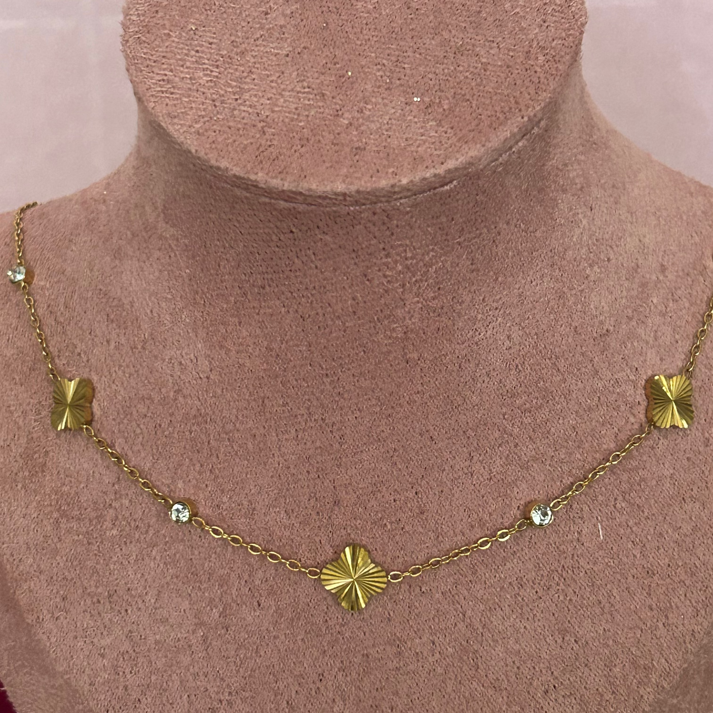 Gouden roestvrijstalen ketting met opengewerkte bloemen en heldere stenen.|Beautiva Boutique