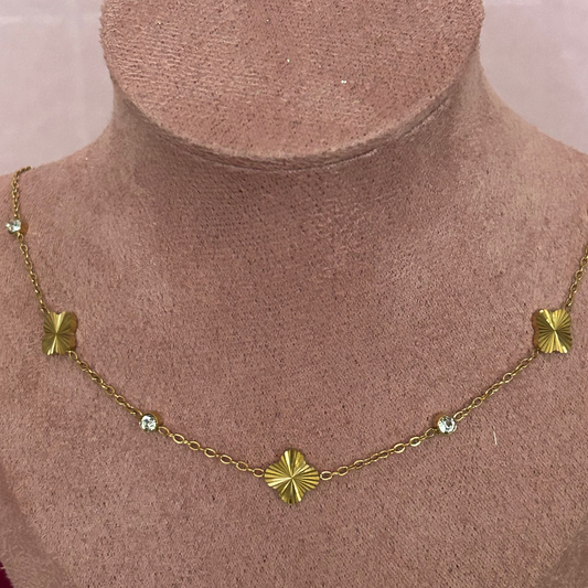 Gouden roestvrijstalen ketting met opengewerkte bloemen en heldere stenen.|Beautiva Boutique