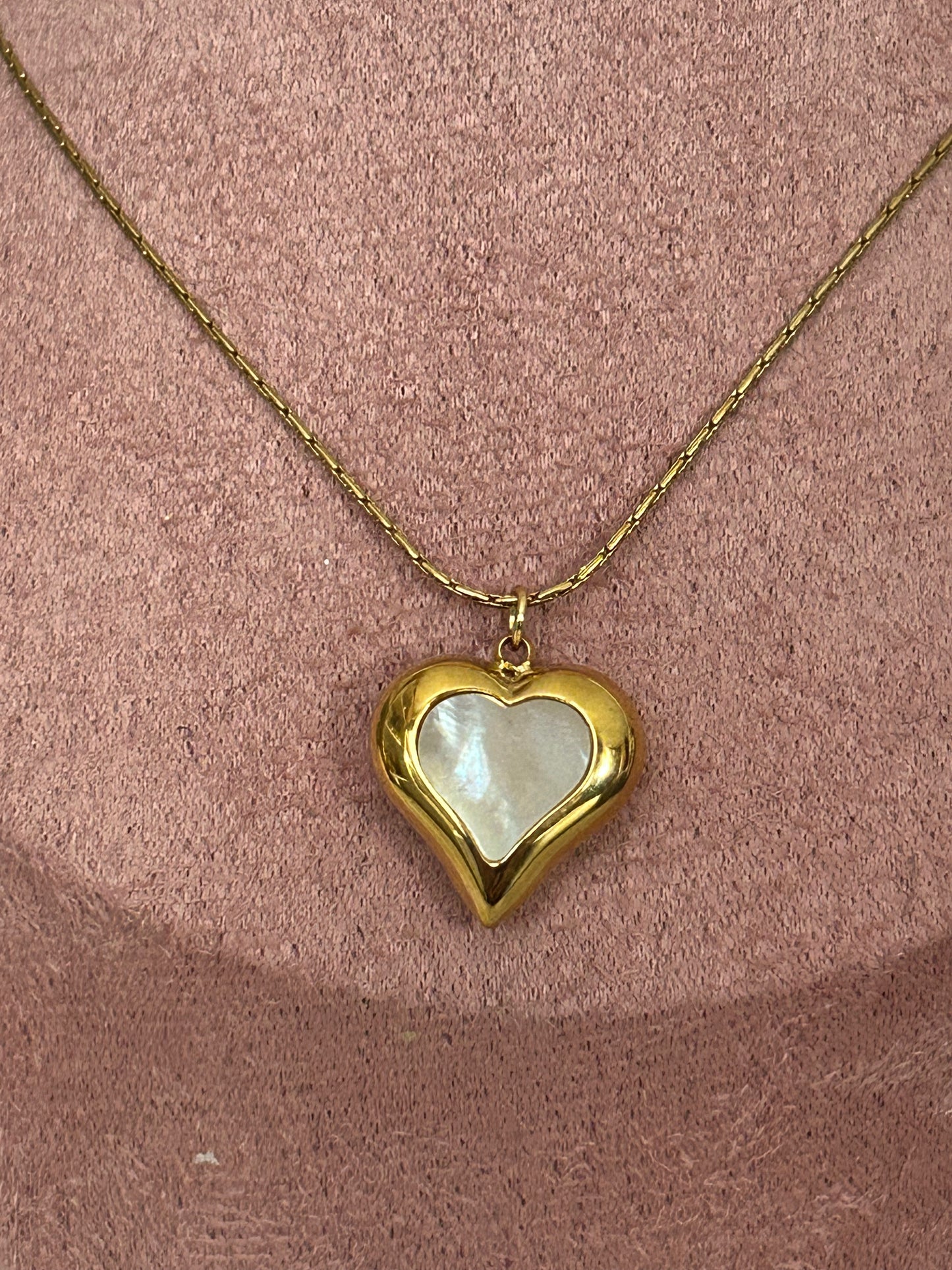 Roestvrijstalen hartketting met opengewerkt ontwerp en parelmoer in het midden |Beautiva Boutique
