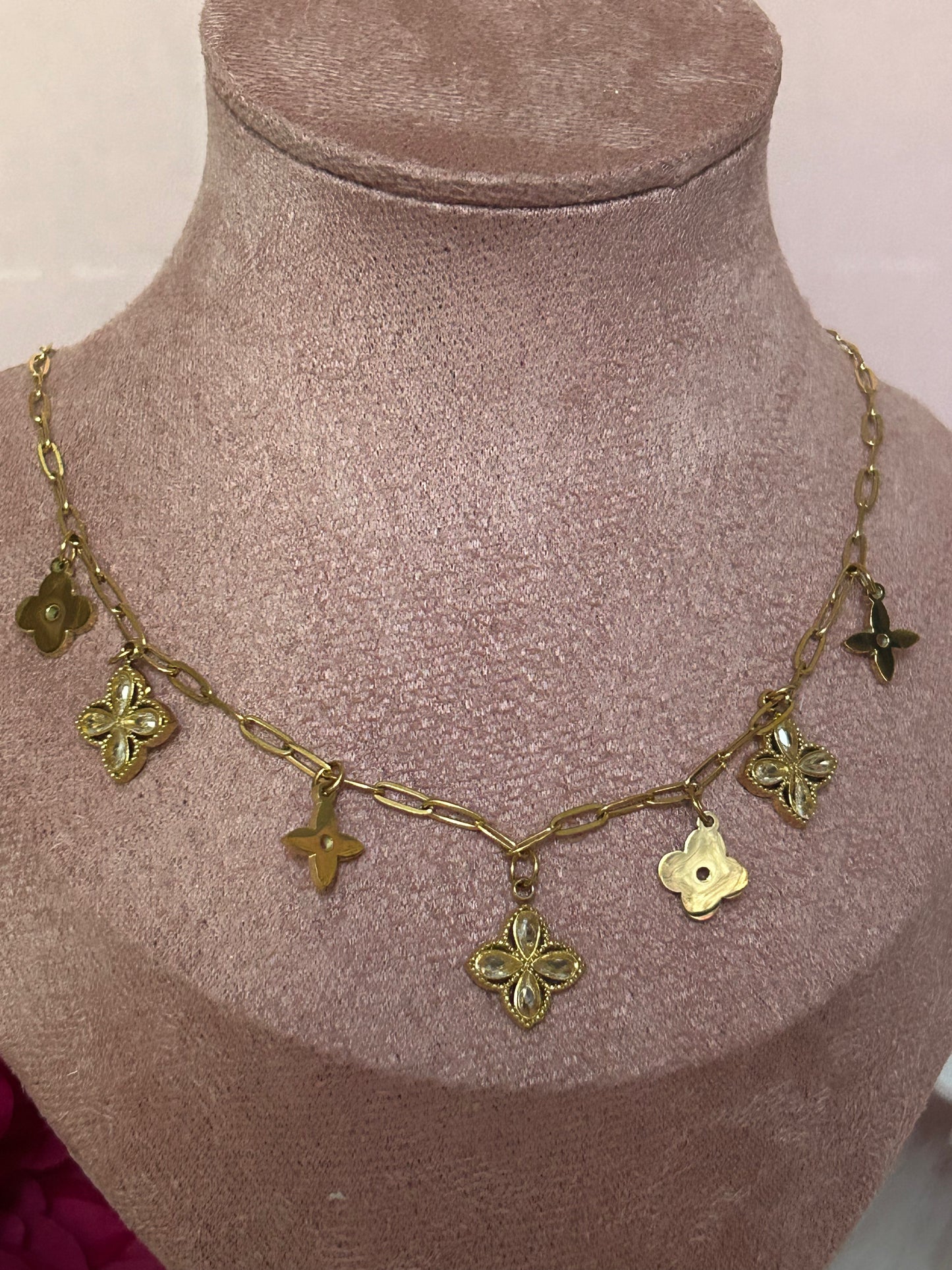 Golden Charm Luxe Ketting, 18K verguld RVS met klaver en bloemhangers | Beautiva Boutique