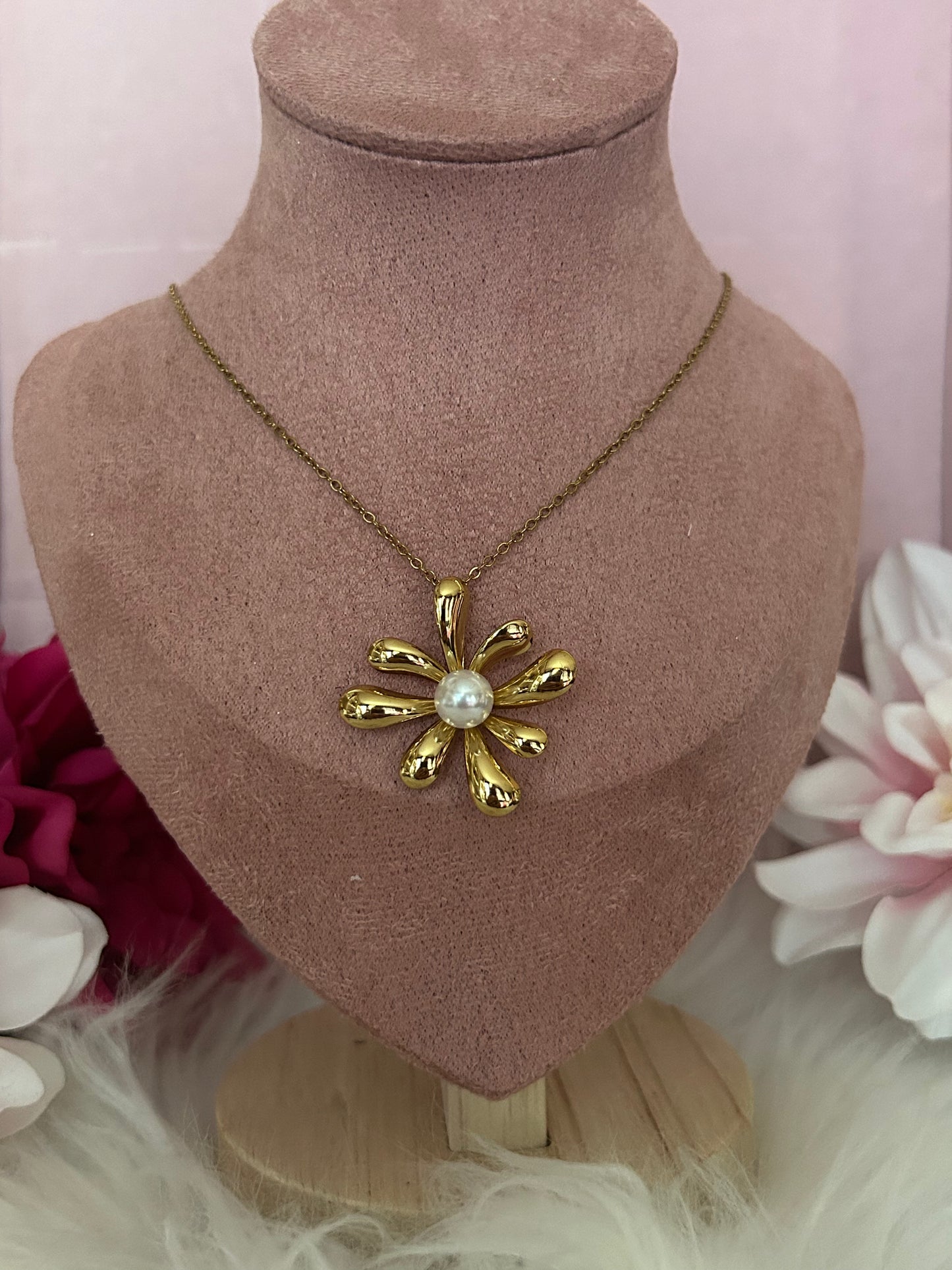 Elegante gouden bloemenketting versierd met witte parel in staal |Beautiva Boutique
