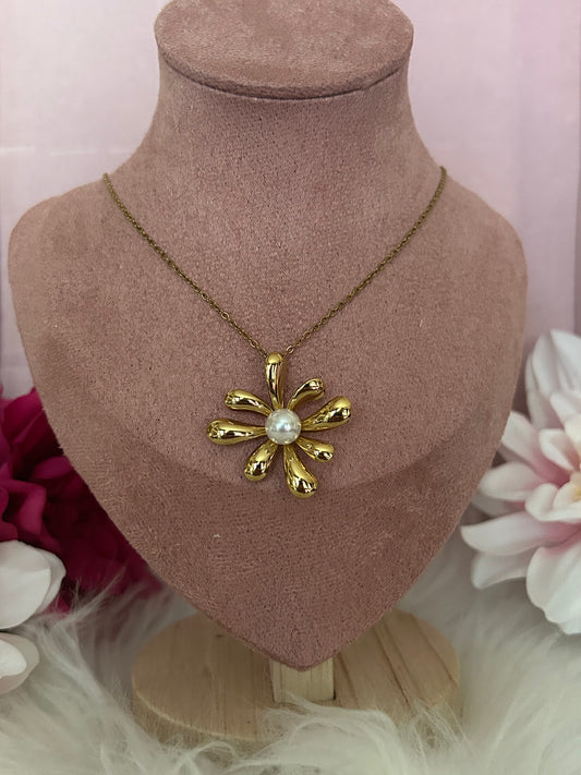 Elegante gouden bloemenketting versierd met witte parel in staal |Beautiva Boutique