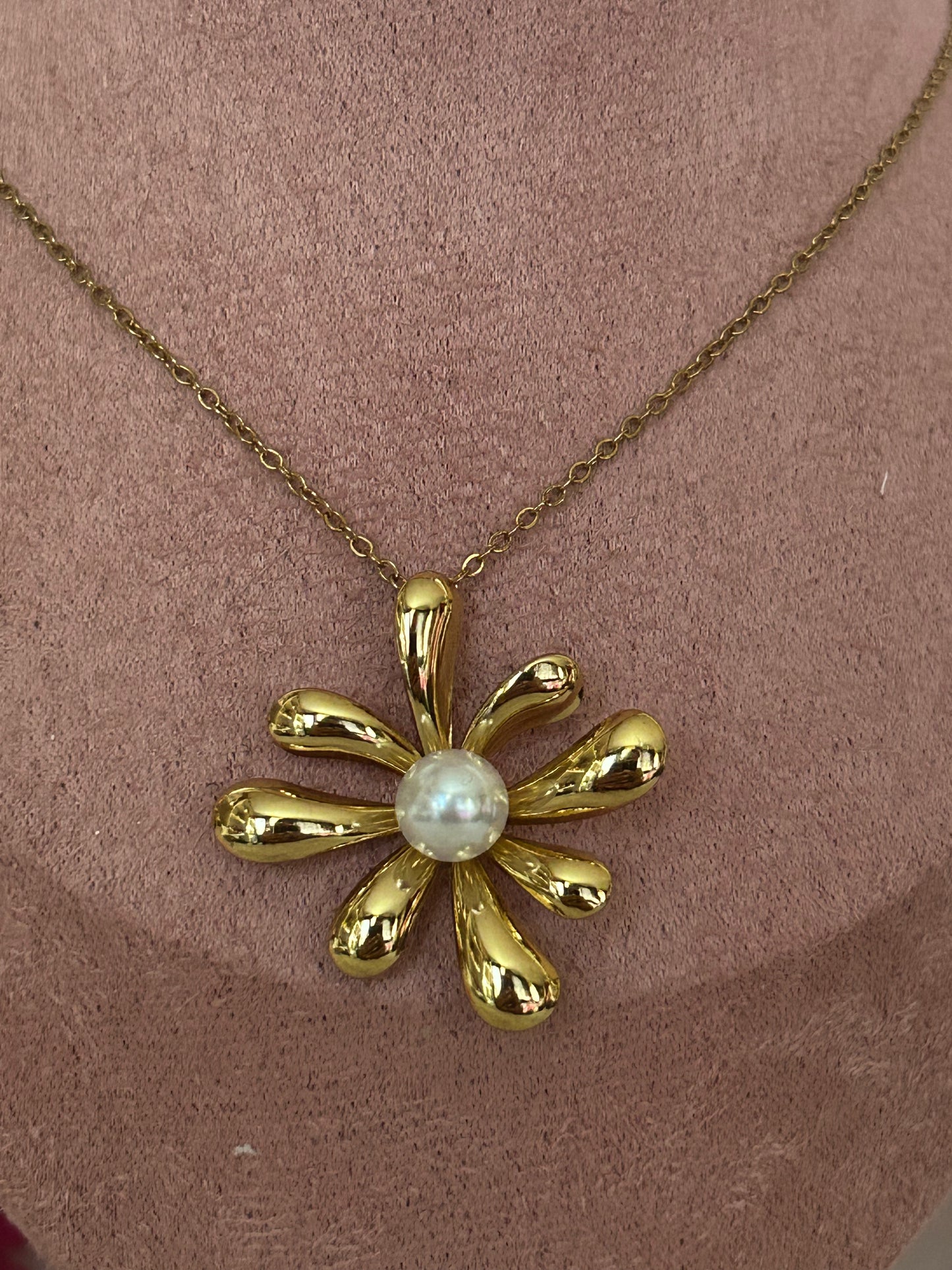 Elegante gouden bloemenketting versierd met witte parel in staal |Beautiva Boutique
