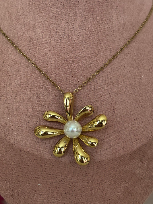 Elegante gouden bloemenketting versierd met witte parel in staal |Beautiva Boutique