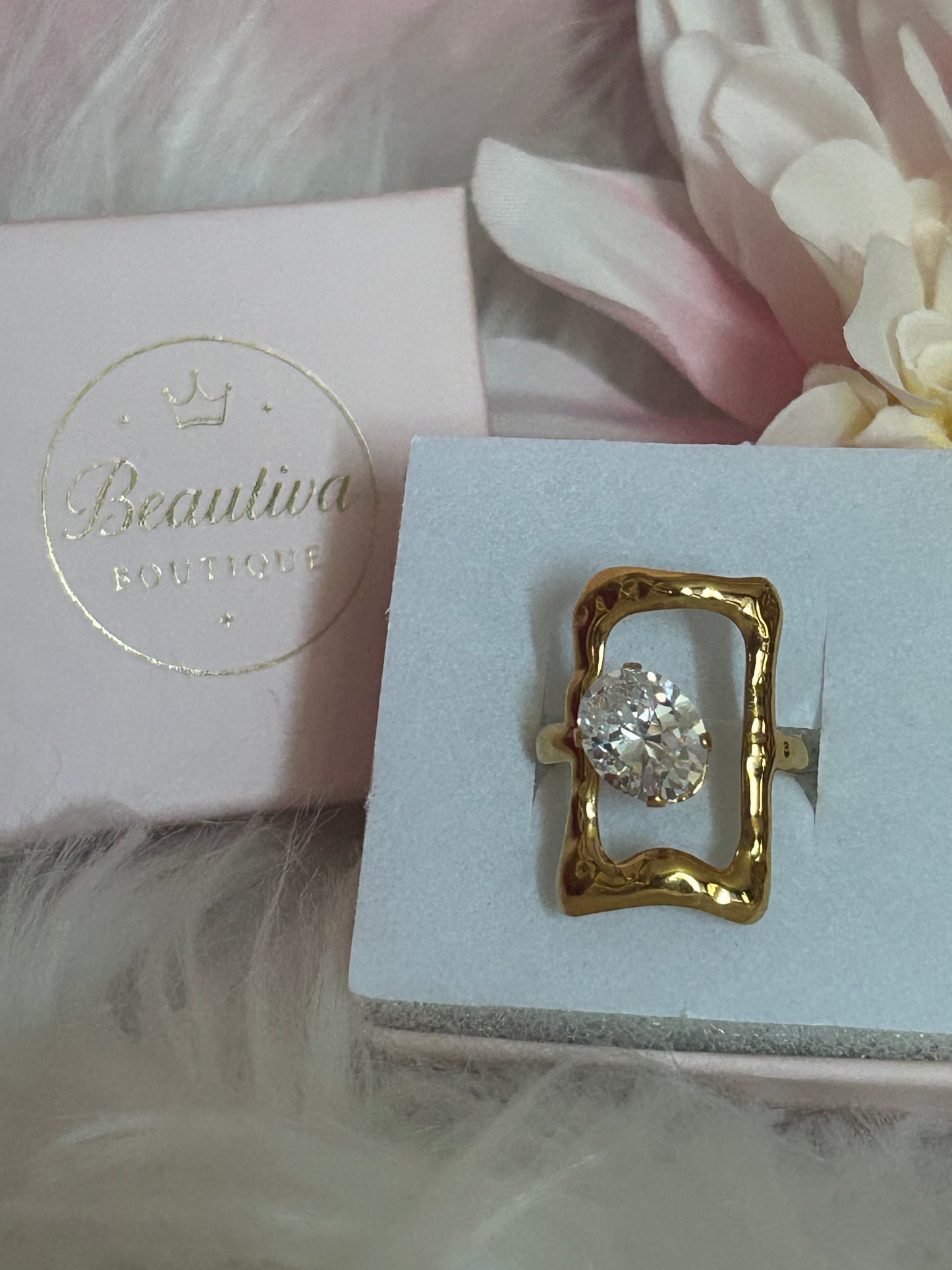 Gouden Ring Transparante Ovale Steen Getextureerde Rand Staal |Beautiva Boutique