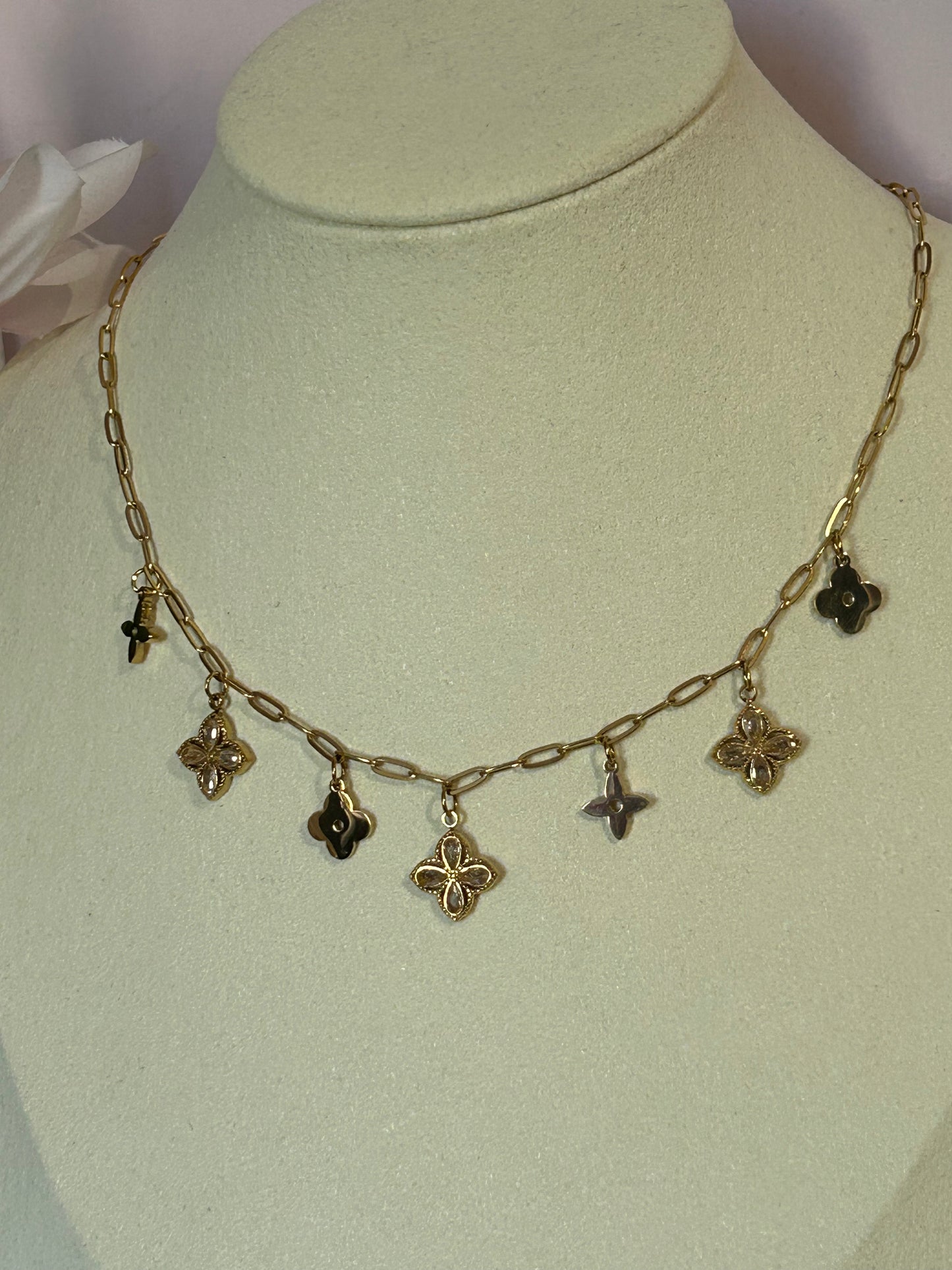 Golden Charm Luxe Ketting, 18K verguld RVS met klaver en bloemhangers | Beautiva Boutique