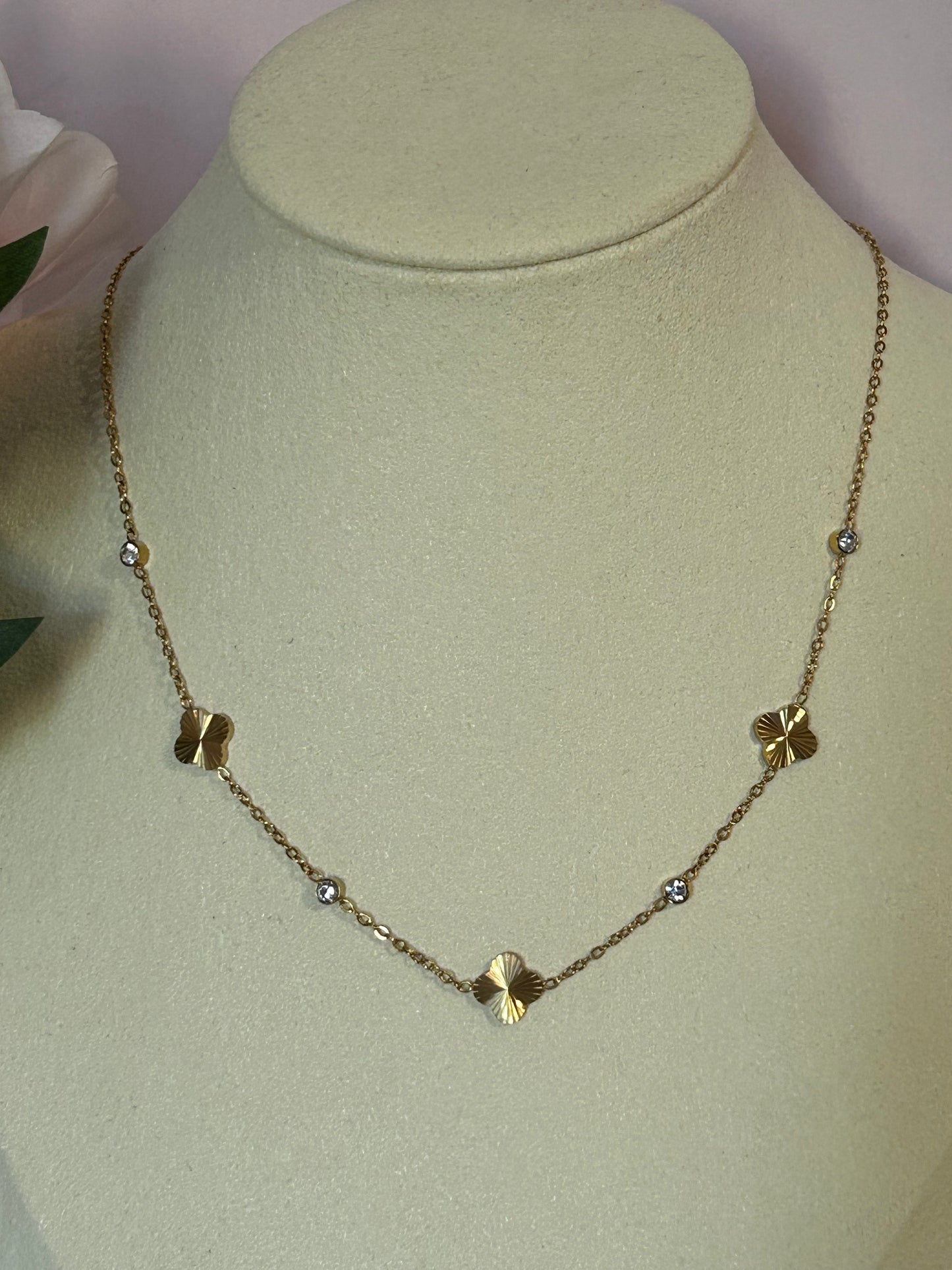 Gouden roestvrijstalen ketting met opengewerkte bloemen en heldere stenen.|Beautiva Boutique
