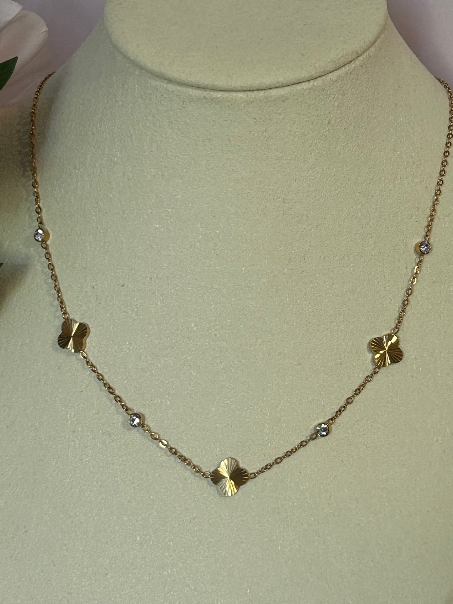Gouden roestvrijstalen ketting met opengewerkte bloemen en heldere stenen.|Beautiva Boutique