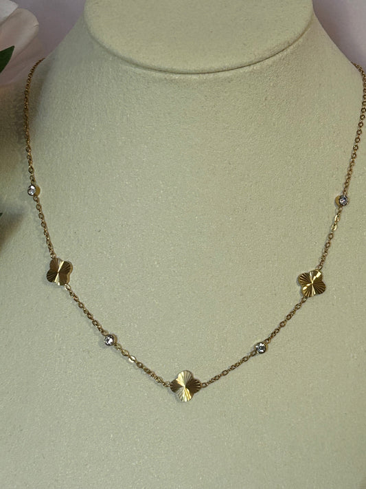 Gouden roestvrijstalen ketting met opengewerkte bloemen en heldere stenen.|Beautiva Boutique