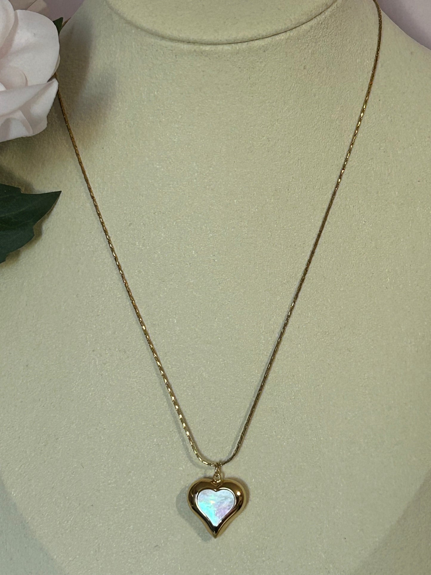 Roestvrijstalen hartketting met opengewerkt ontwerp en parelmoer in het midden |Beautiva Boutique
