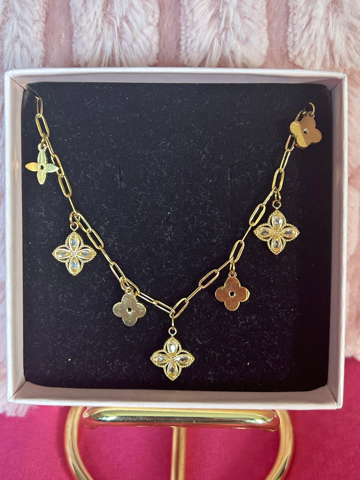 Golden Charm Luxe Ketting, 18K verguld RVS met klaver en bloemhangers | Beautiva Boutique