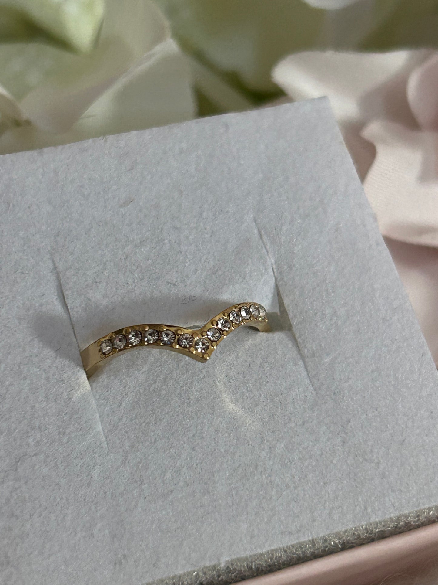 chique V ring met ingezette strass steentjes Roestvrijstaal Verguld |Beautiva Boutique