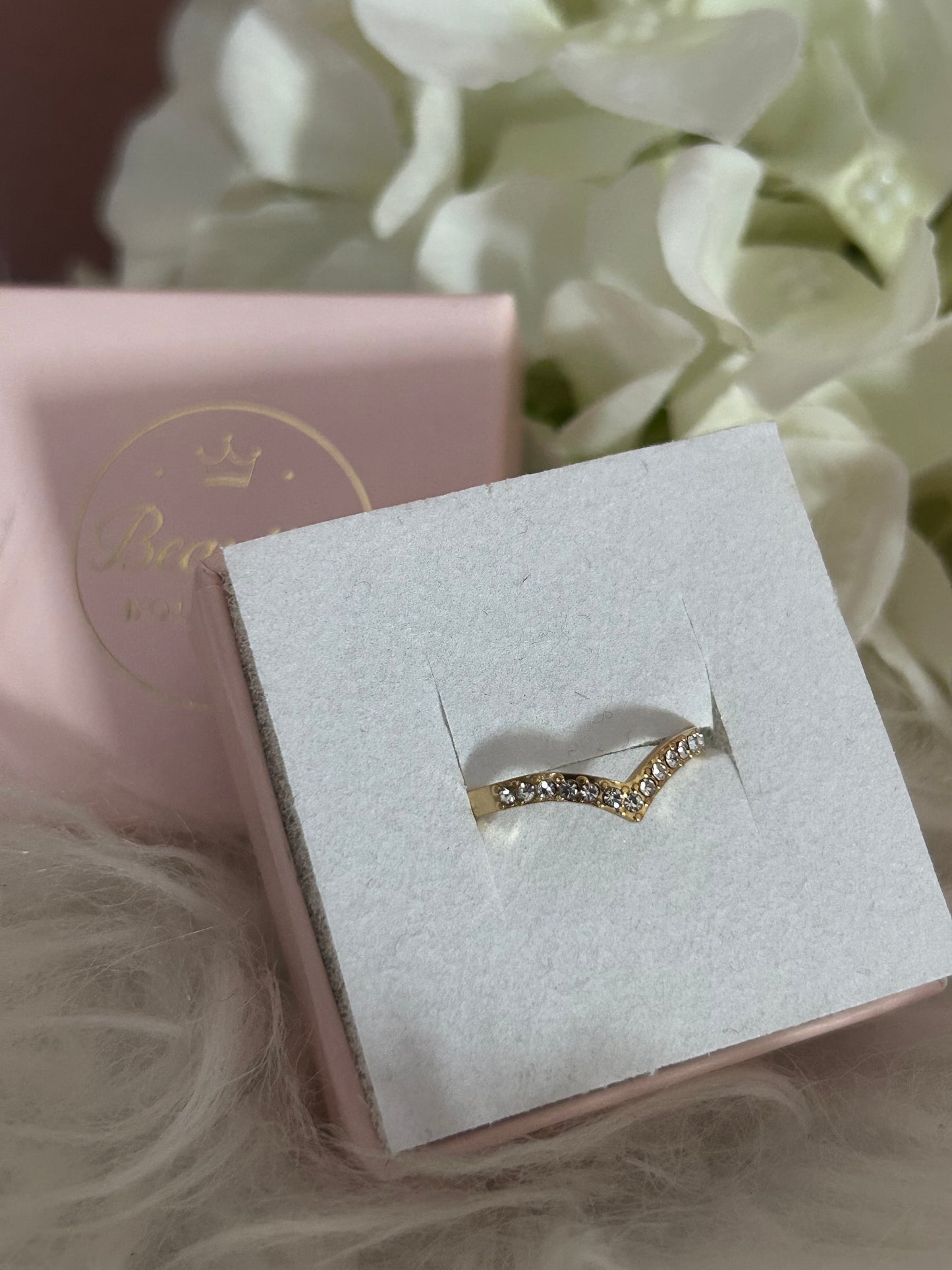 chique V ring met ingezette strass steentjes Roestvrijstaal Verguld |Beautiva Boutique