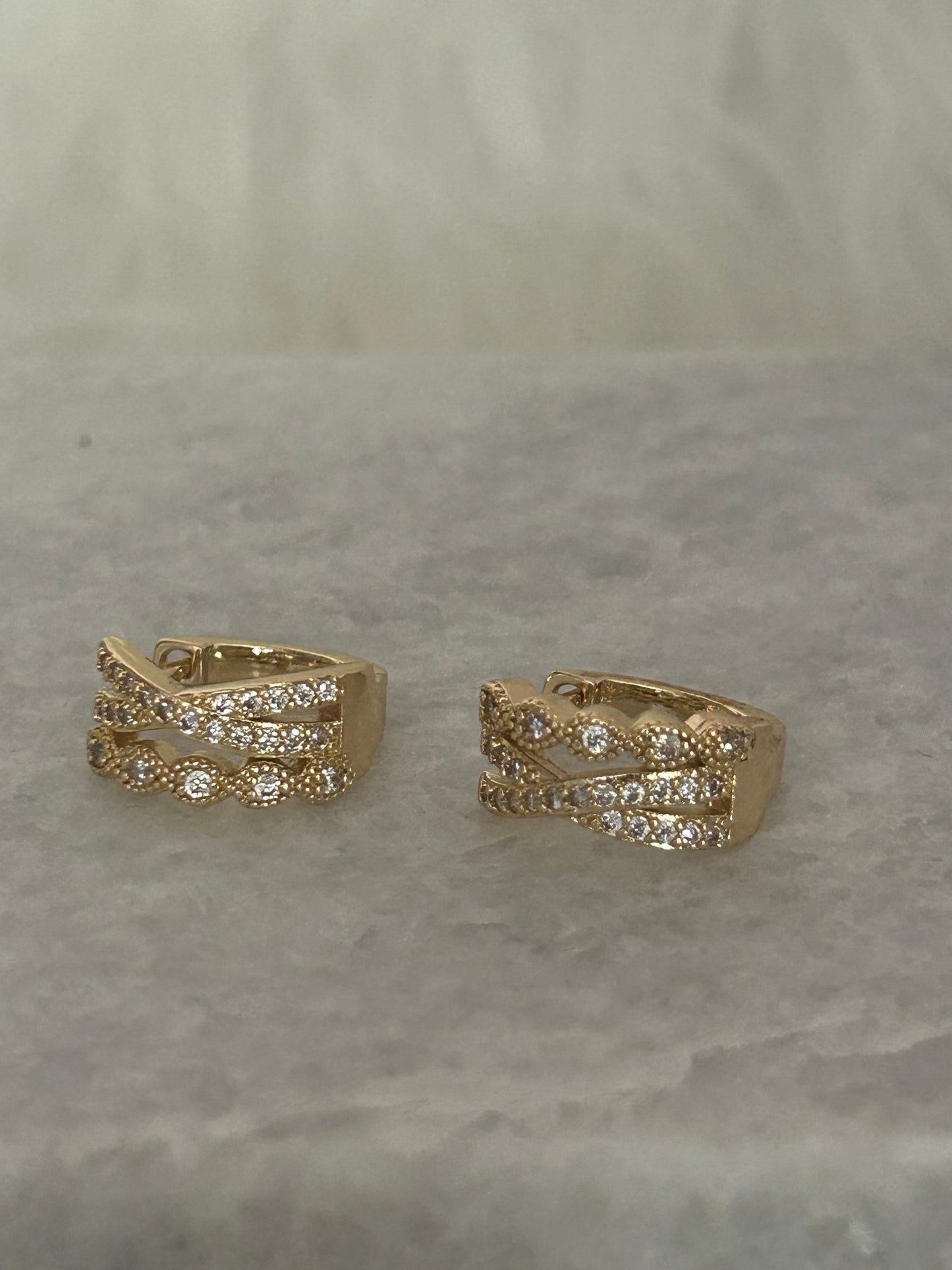 Luxe Cross Hoop , Roestvrijstalen vergulde oorbellen met zirkonia| Beautiva Boutique