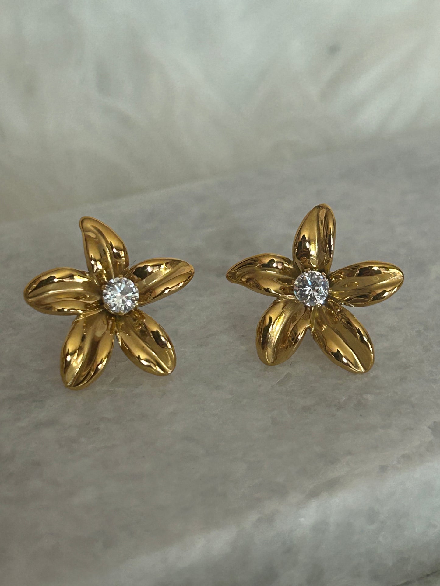 Roestvrijstalen vergulde bloem oorbellen met kristal | Beautiva Boutique