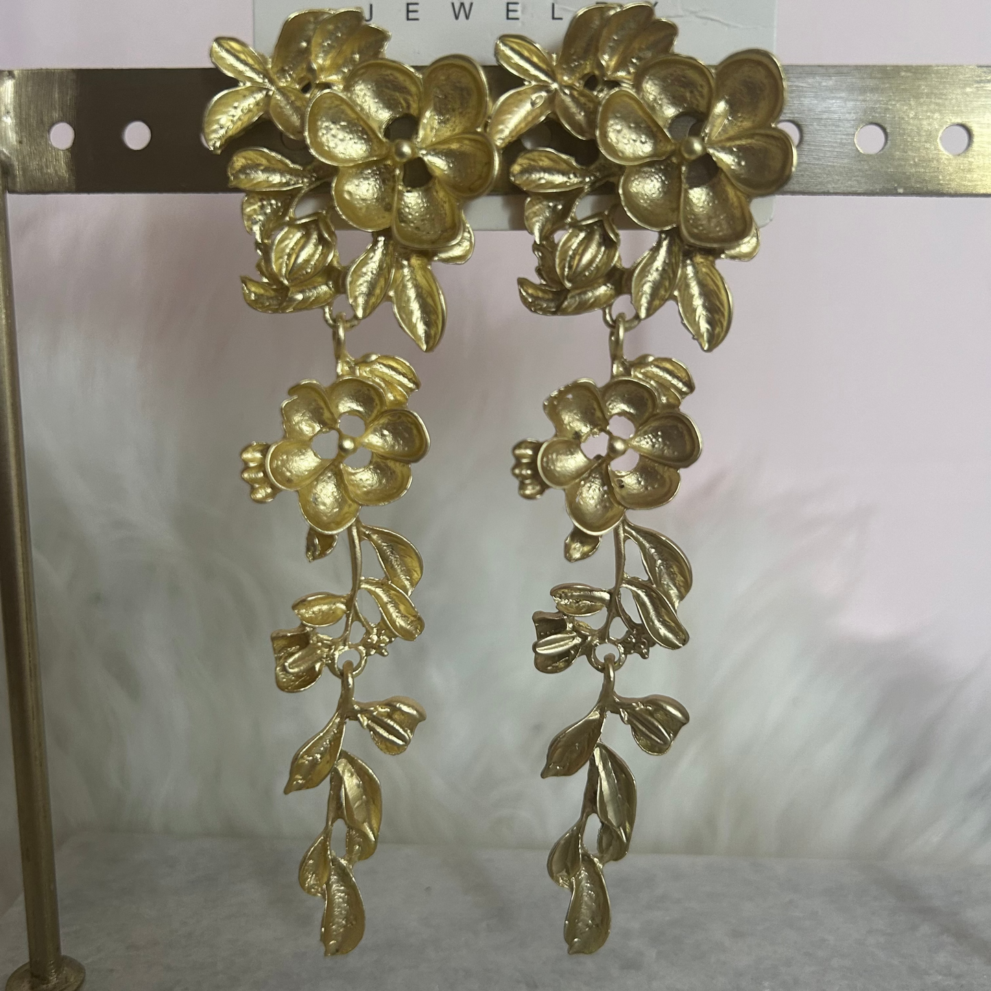 Luxe Goudkleurige Bloem oorbellen, Statement Design|Beautiva Boutique