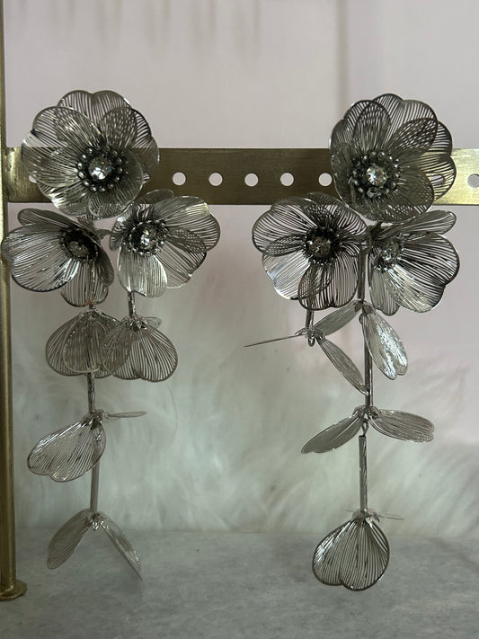 Zilverkleurige Grote Bloem Oorbellen | Beautiva Boutique