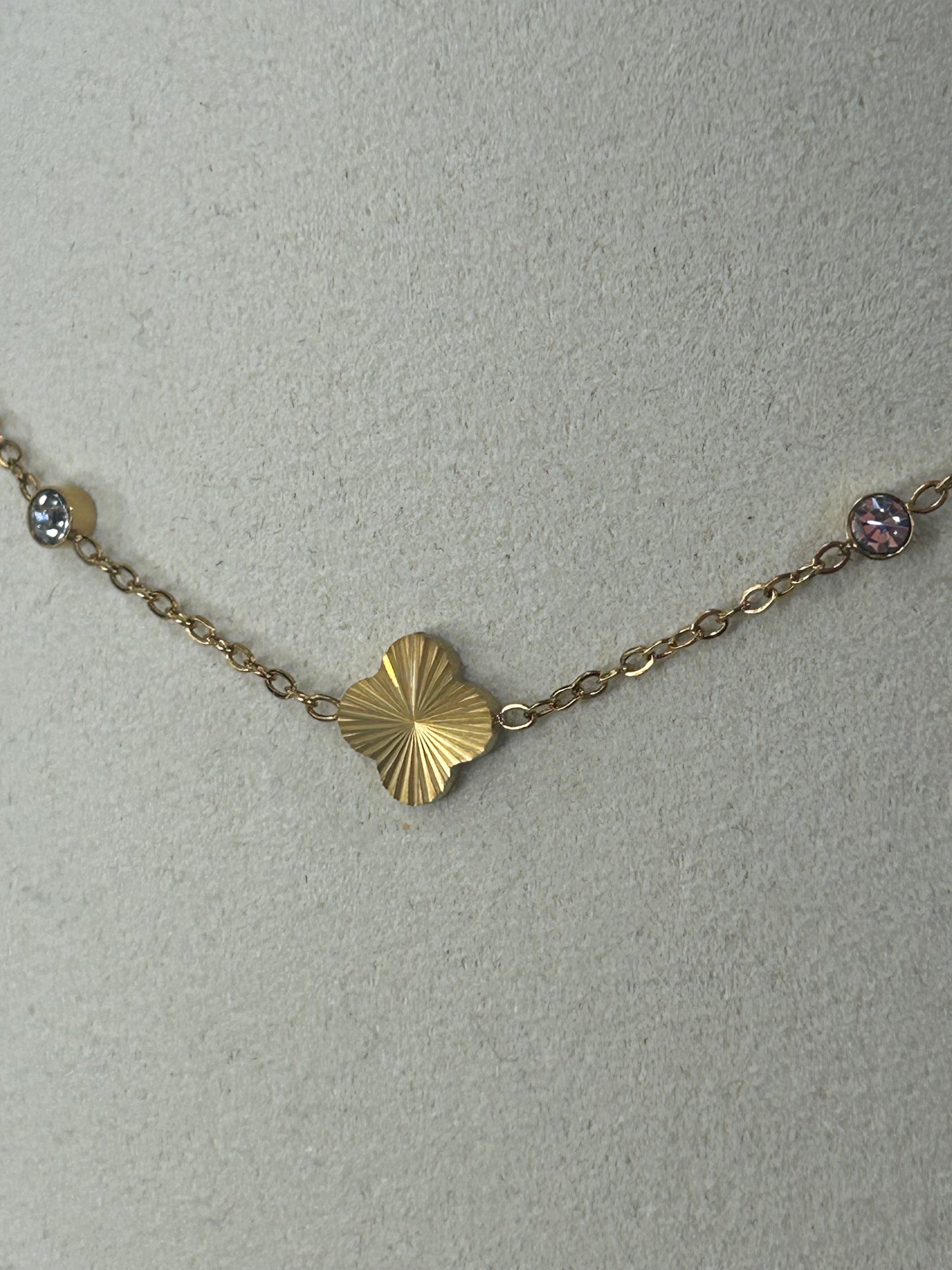 Gouden roestvrijstalen ketting met opengewerkte bloemen en heldere stenen.|Beautiva Boutique
