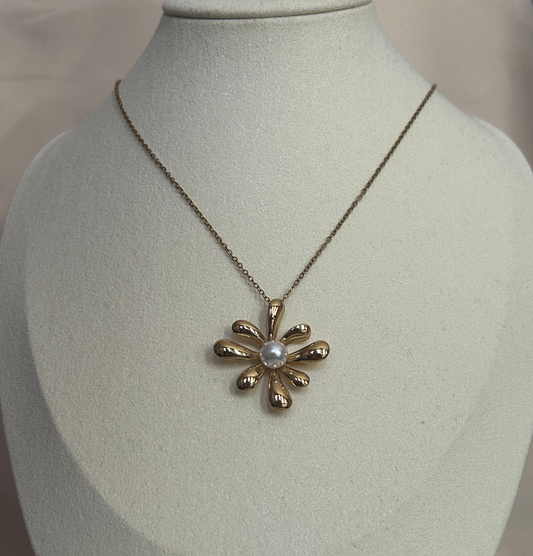 Elegante gouden bloemenketting versierd met witte parel in staal |Beautiva Boutique
