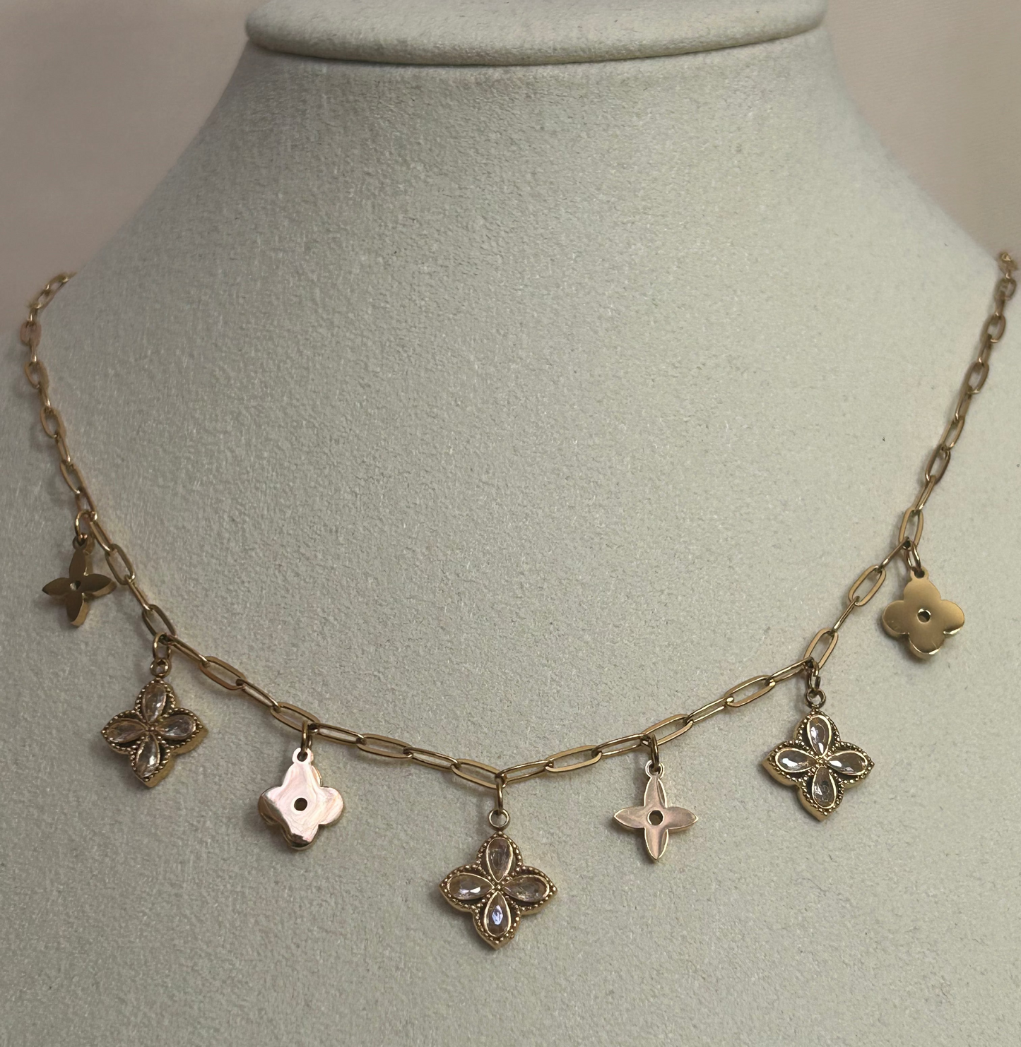 Golden Charm Luxe Ketting, 18K verguld RVS met klaver en bloemhangers | Beautiva Boutique