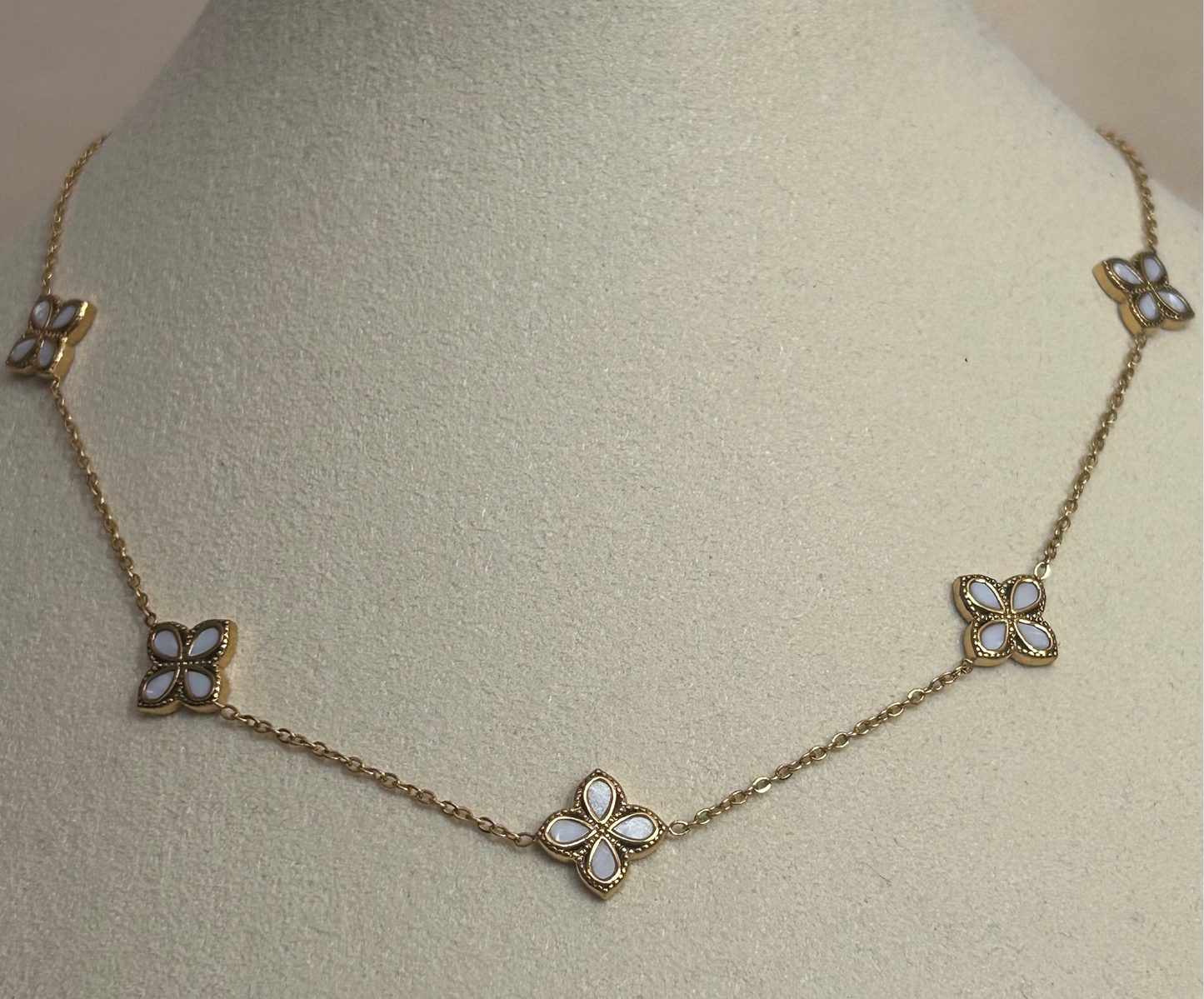 Gouden Opengewerkte Bloemenketting – Parelglans In staal |Beautiva Boutique