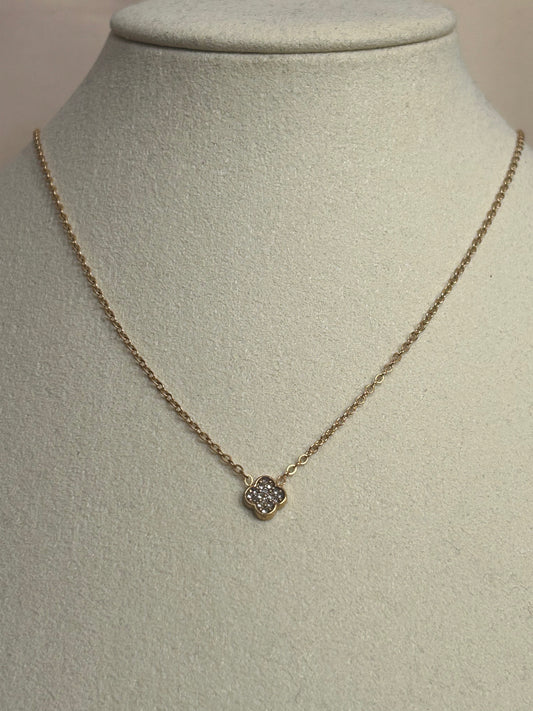 Gouden roestvrijstalen ketting met glinsterende minimalistische klaverhanger|Beautiva Boutique