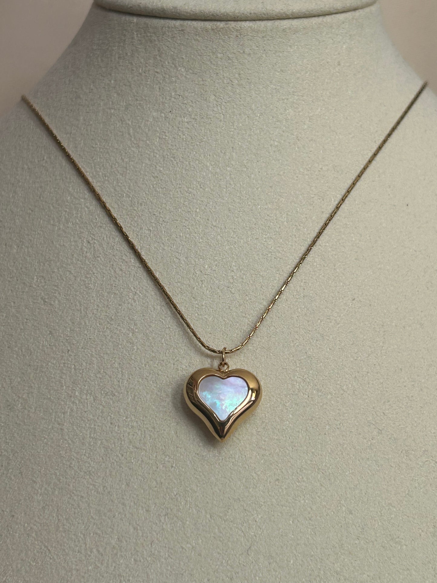 Roestvrijstalen hartketting met opengewerkt ontwerp en parelmoer in het midden |Beautiva Boutique