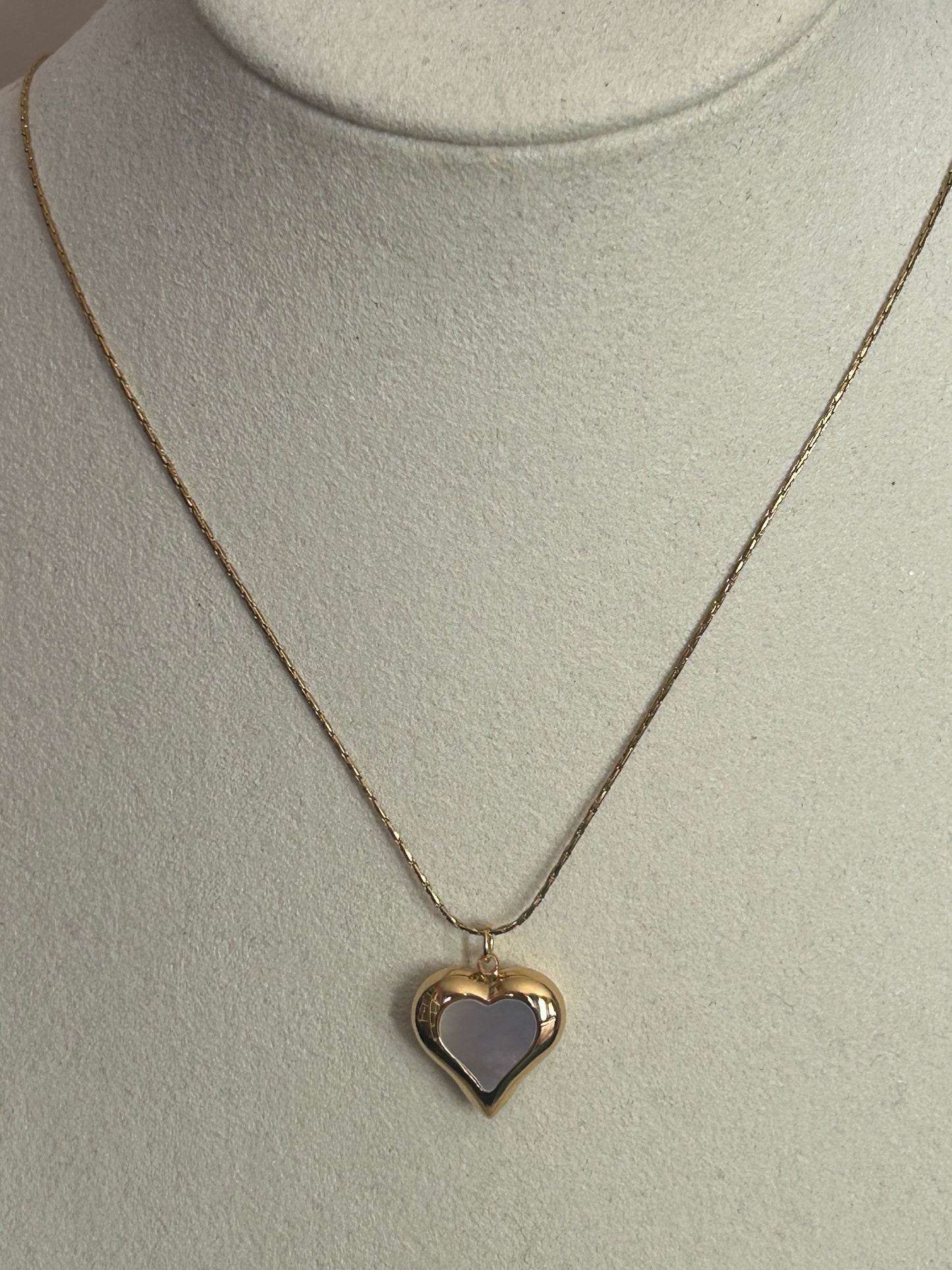 Roestvrijstalen hartketting met opengewerkt ontwerp en parelmoer in het midden |Beautiva Boutique