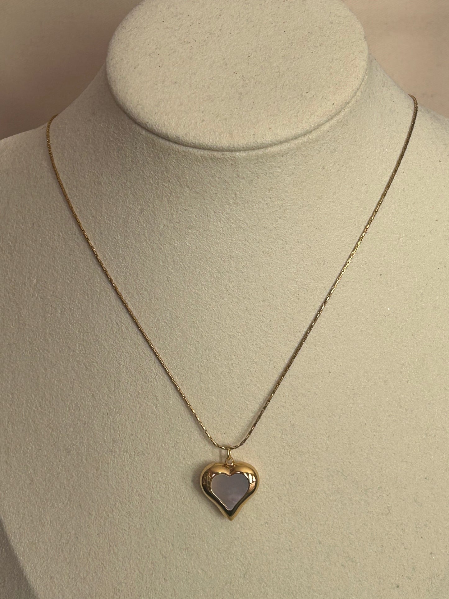 Roestvrijstalen hartketting met opengewerkt ontwerp en parelmoer in het midden |Beautiva Boutique
