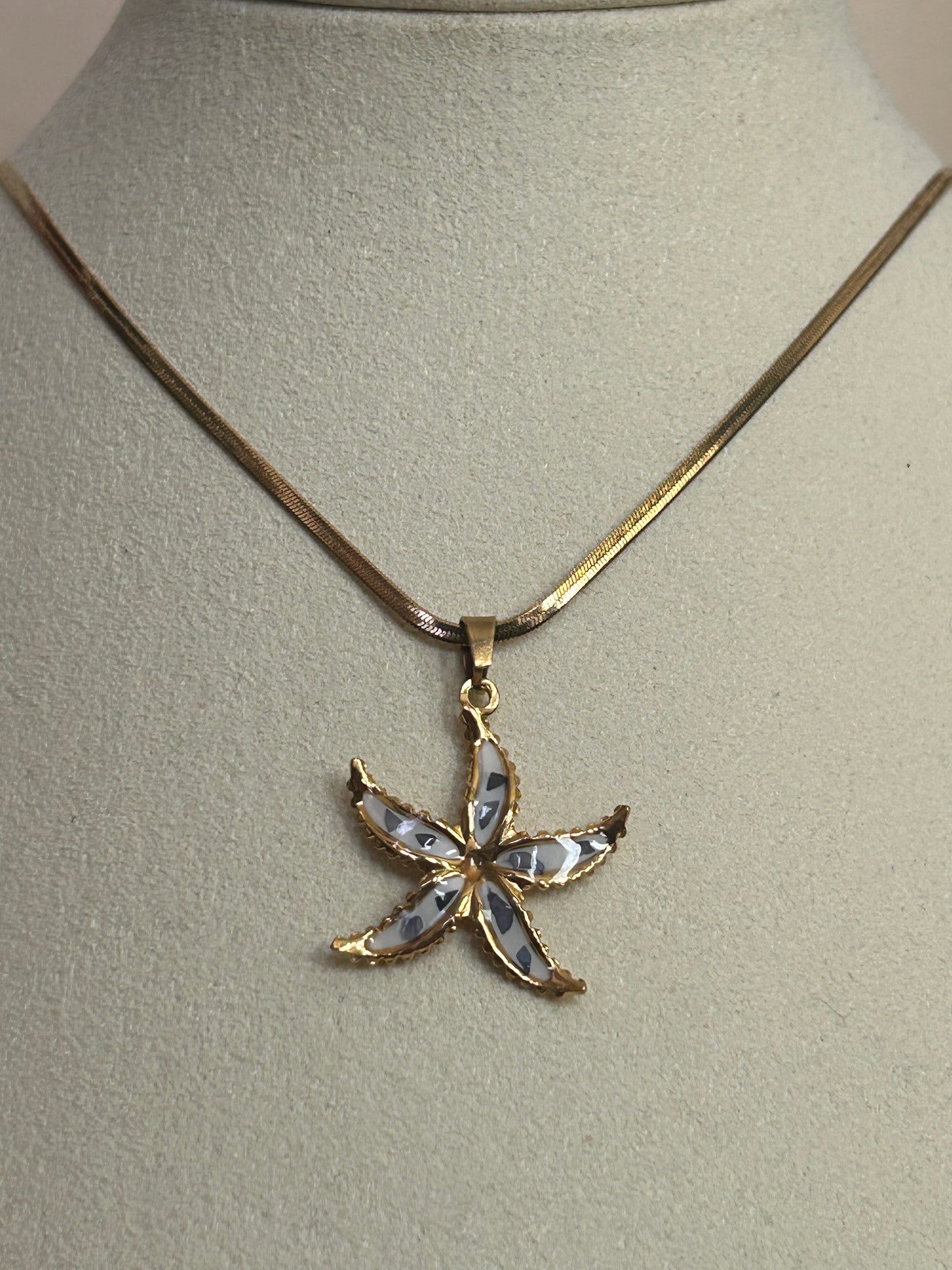 Trendy gouden roestvrijstalen ketting met parelmoeren zeester: Wit|Beautiva Boutique