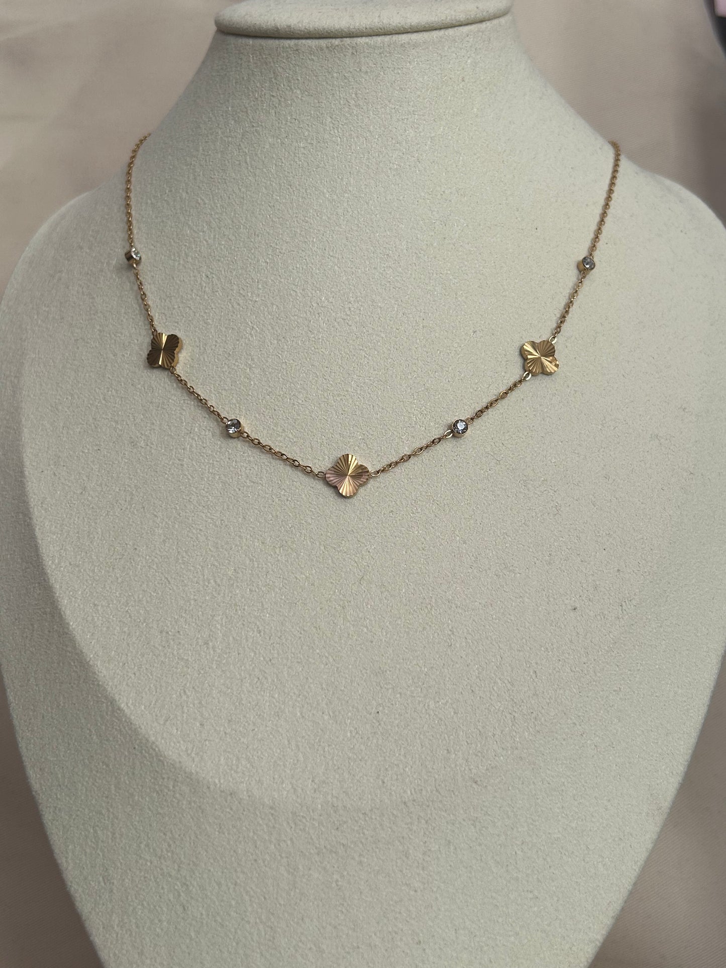 Gouden roestvrijstalen ketting met opengewerkte bloemen en heldere stenen.|Beautiva Boutique