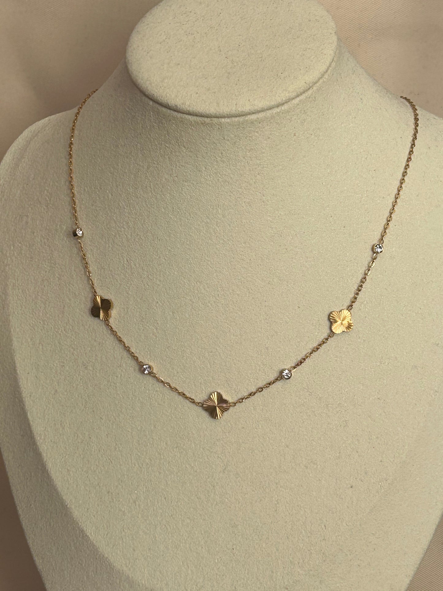 Gouden roestvrijstalen ketting met opengewerkte bloemen en heldere stenen.|Beautiva Boutique