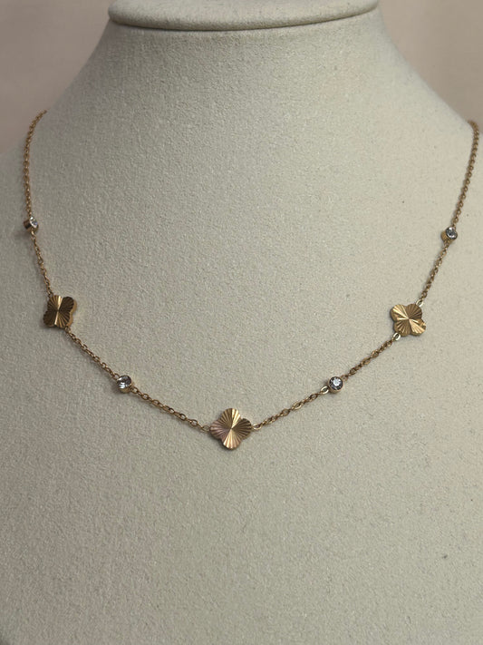 Gouden roestvrijstalen ketting met opengewerkte bloemen en heldere stenen.|Beautiva Boutique